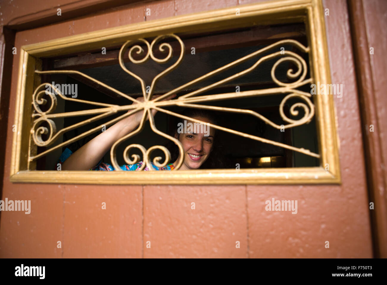 Une femme se pencher à l'derrière une fenêtre décorée de l'époque médiévale  médina de Tétouan, au nord du Maroc Photo Stock - Alamy