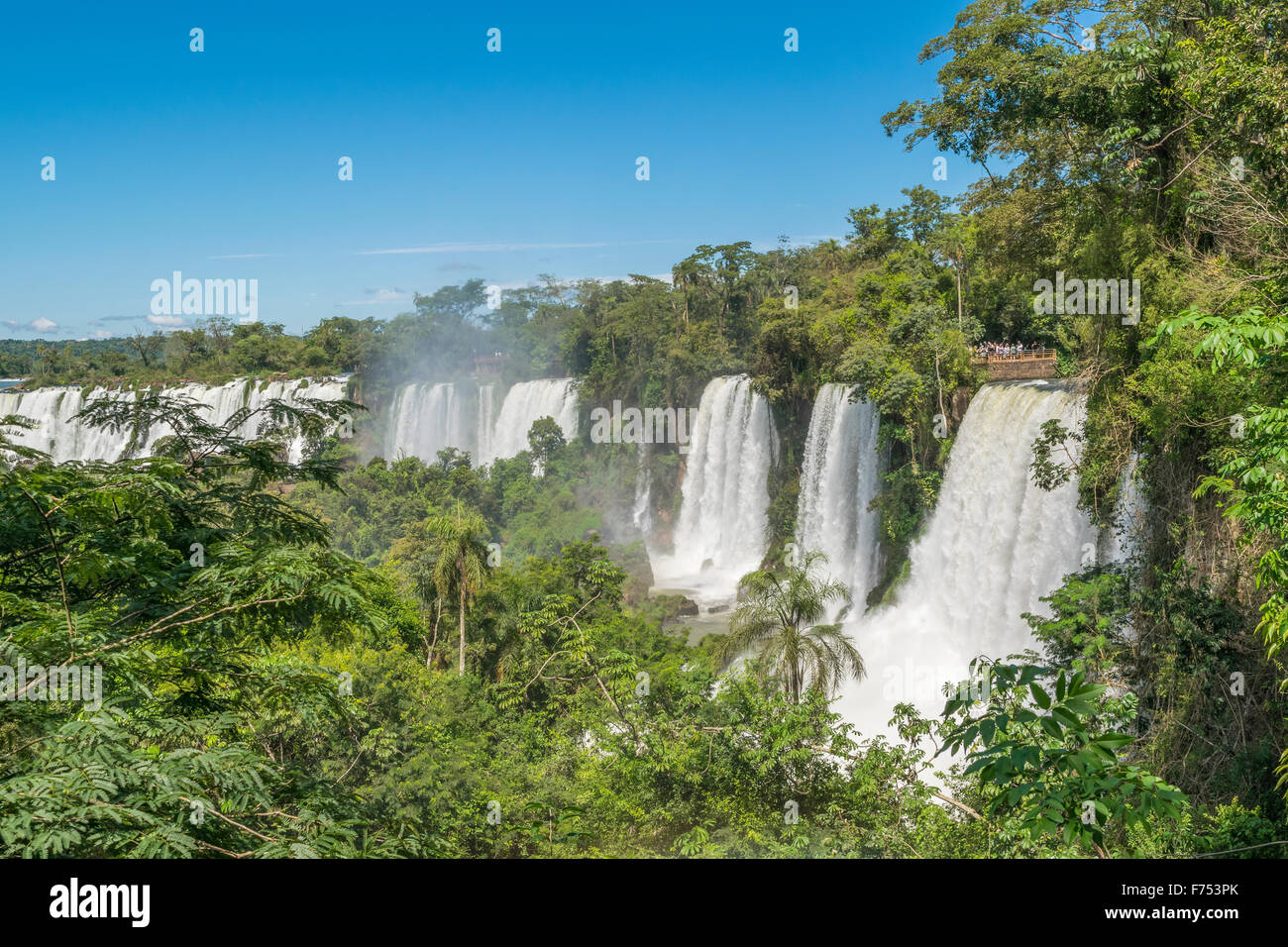 Vue aérienne spectaculaire de l'tourstic road de l'une des chutes d'Iguazu à la frontière du parc argentin. Banque D'Images