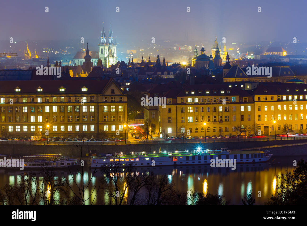 La vue sur Prague avec Château fort gothique dans la nuit Banque D'Images