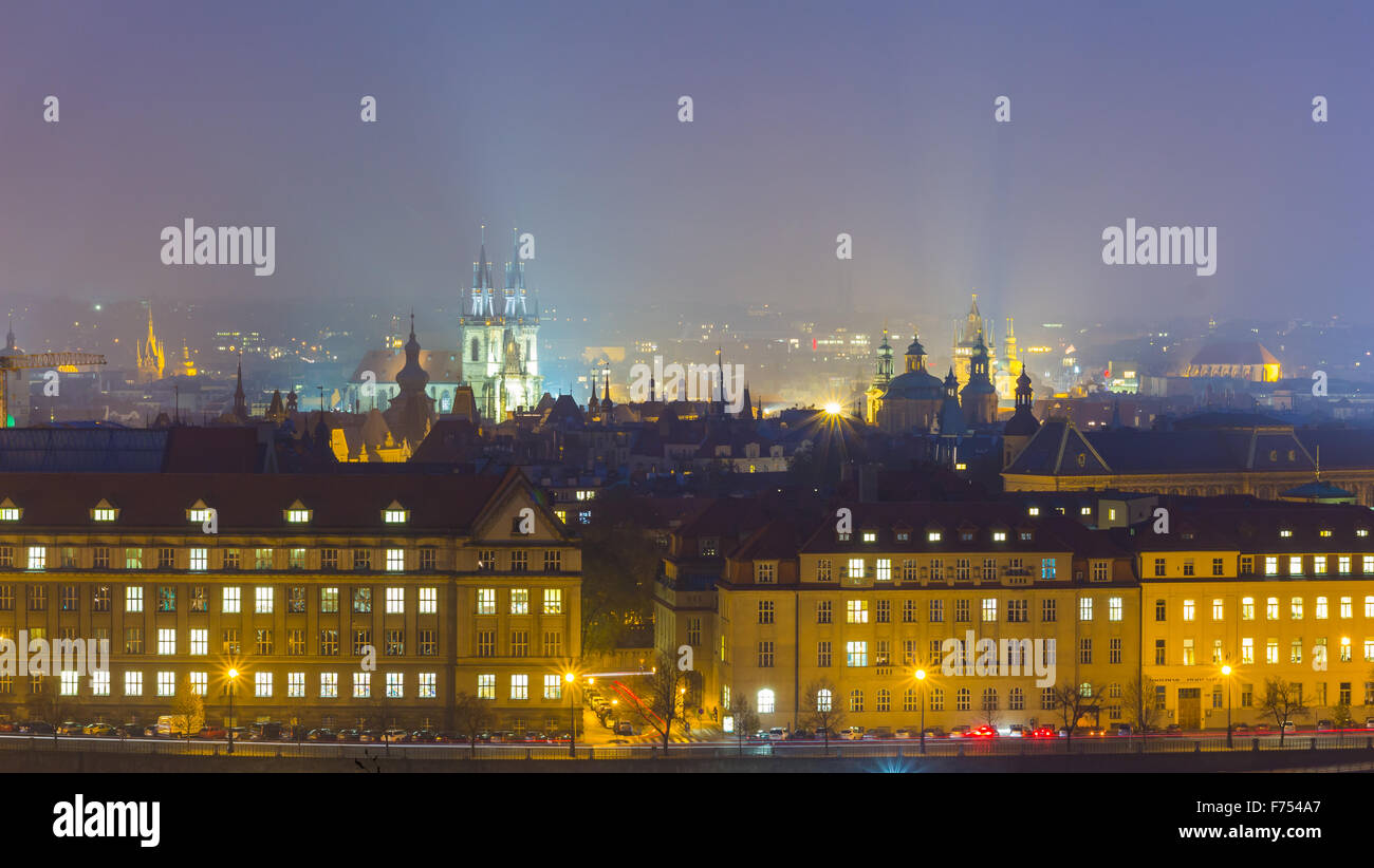 La vue sur Prague avec Château fort gothique dans la nuit Banque D'Images