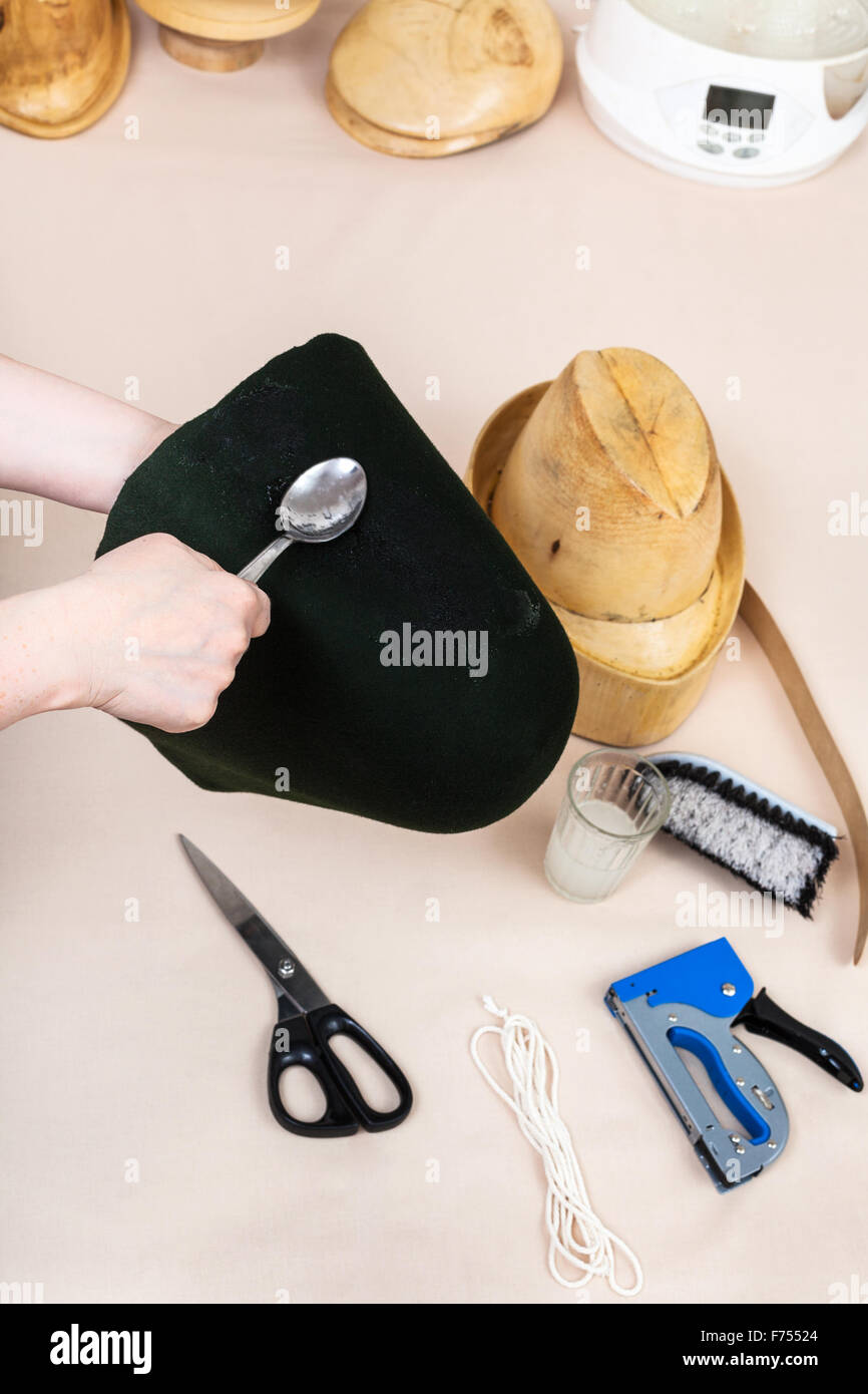 Chapeau de feutre pour alpine atelier making - hatter applique un adhésif  un hood pour fixation sur sol en bois hat-block Photo Stock - Alamy