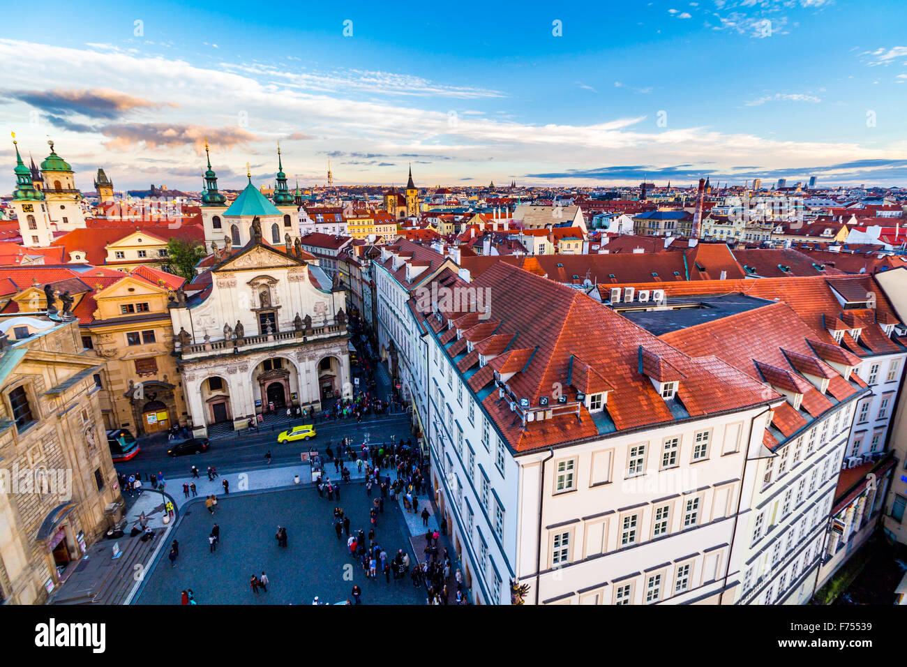 Panorama de Prague avec des toits rouges de l'été à la tombée du jour ci-dessus, République Tchèque Banque D'Images