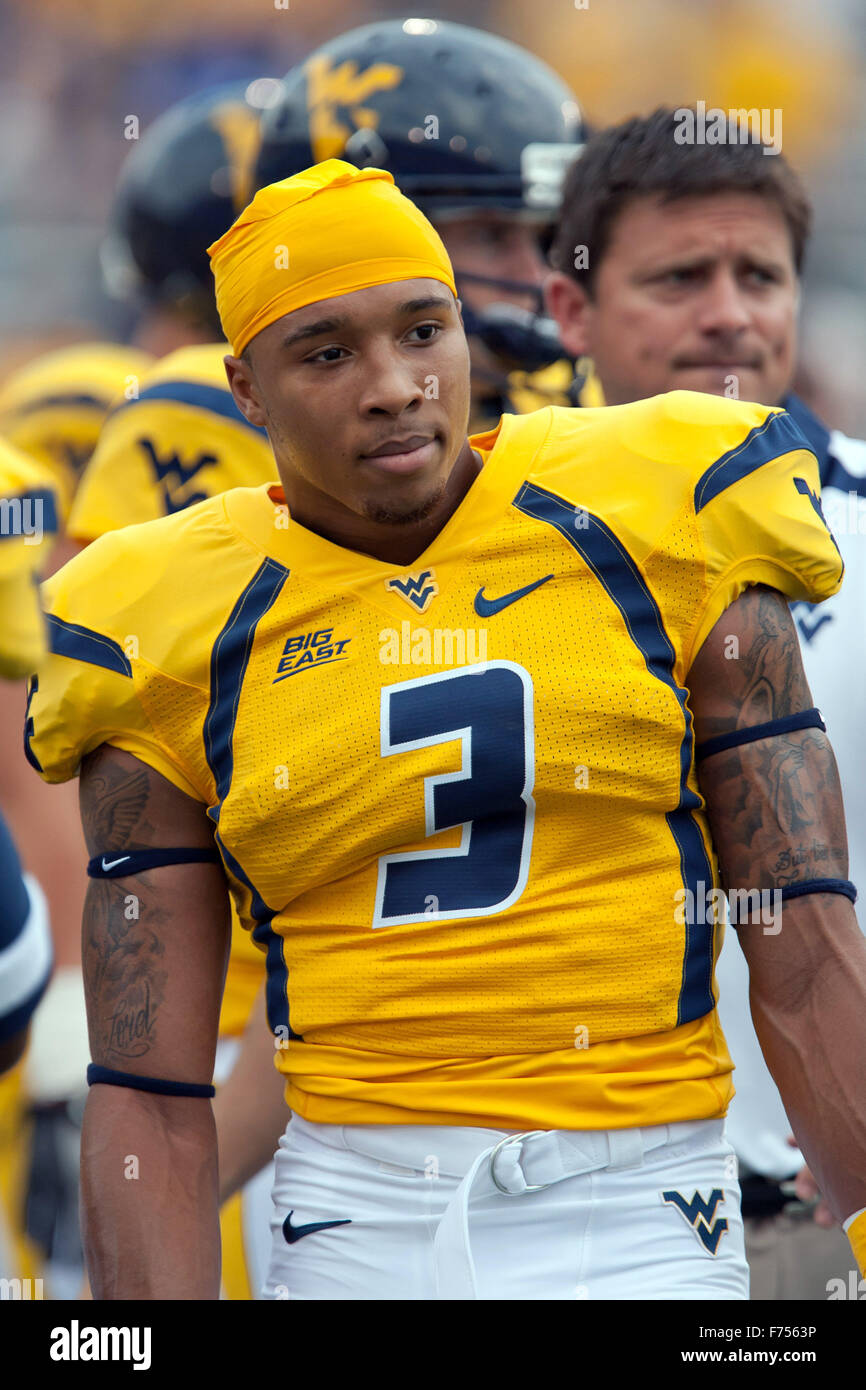 25 nov., 2015 - FIE - Saint Louis Rams wide receiver STEDMAN BAILEY reste en critique, mais dans un état stable, quelques heures après il a été tué de deux balles dans la tête. Le tournage a eu lieu à Miami Gardens mardi soir alors qu'il était assis dans sa voiture. Un autre l'un des occupants du véhicule, Bailey's cousin, Antwan Reeves, a également été tourné, 'Bailey et Reeves, avec trois autres passagers étaient assis dans leur voiture lorsqu'un autre véhicule est arrivé et a ouvert le feu.'les victimes elles-mêmes a conduit à une zone hôpital. Sur la photo : July 4, 2011 - Morgantown, Virginie-Occidentale, États-Unis - West Virginia wide receiver Stedman sous caution Banque D'Images