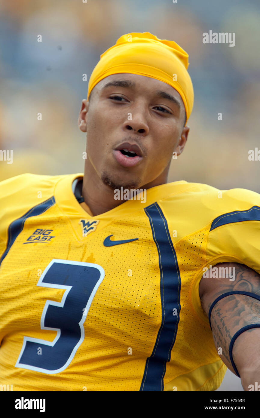 25 nov., 2015 - FIE - Saint Louis Rams wide receiver STEDMAN BAILEY reste en critique, mais dans un état stable, quelques heures après il a été tué de deux balles dans la tête. Le tournage a eu lieu à Miami Gardens mardi soir alors qu'il était assis dans sa voiture. Un autre l'un des occupants du véhicule, Bailey's cousin, Antwan Reeves, a également été tourné, 'Bailey et Reeves, avec trois autres passagers étaient assis dans leur voiture lorsqu'un autre véhicule est arrivé et a ouvert le feu.'les victimes elles-mêmes a conduit à une zone hôpital. Sur la photo : July 4, 2011 - Morgantown, Virginie-Occidentale, États-Unis - West Virginia wide receiver Stedman sous caution Banque D'Images