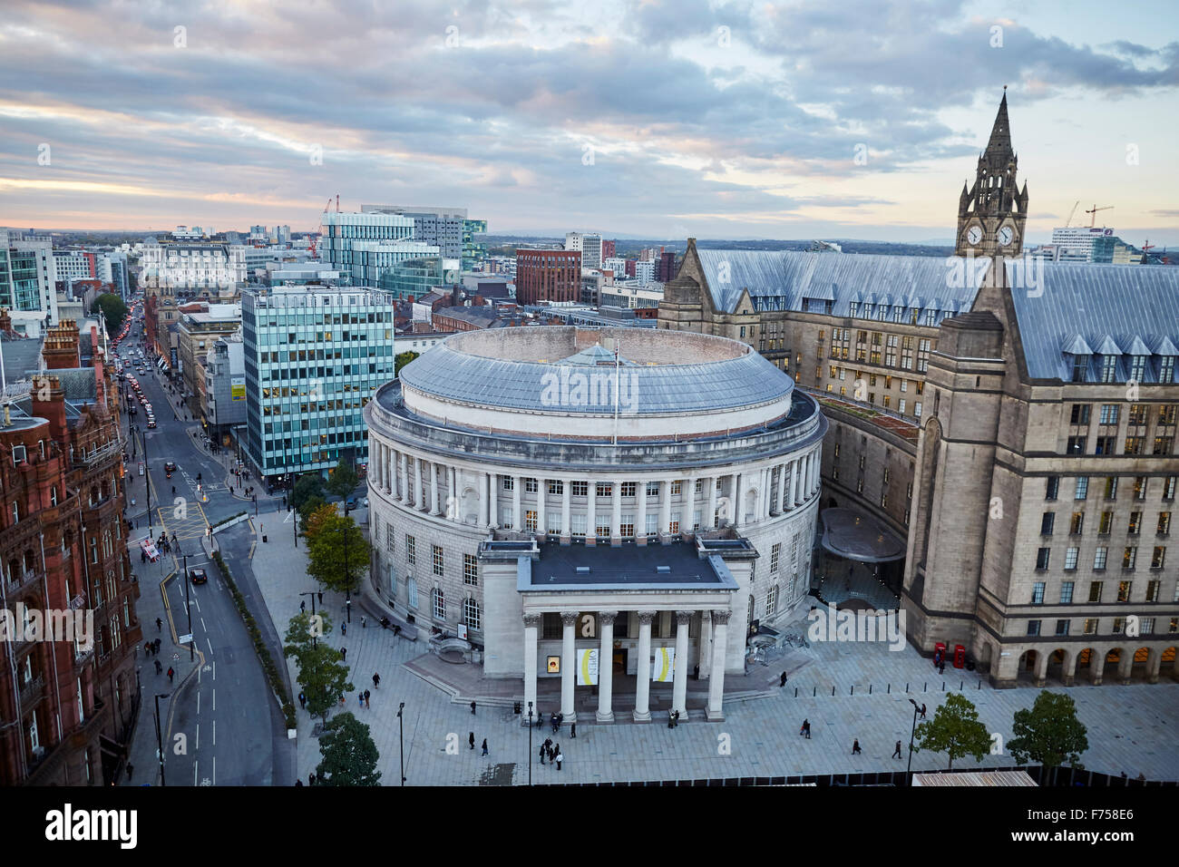 Manchester skyline montrant les toits et bibliothèque centrale et la mairie de la tour de l'arbre d'extension de la lumière des rayons à travers les nuages Banque D'Images