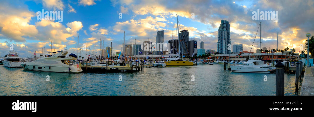 La ville de Miami et le port de plaisance, au crépuscule, en Floride, USA Banque D'Images