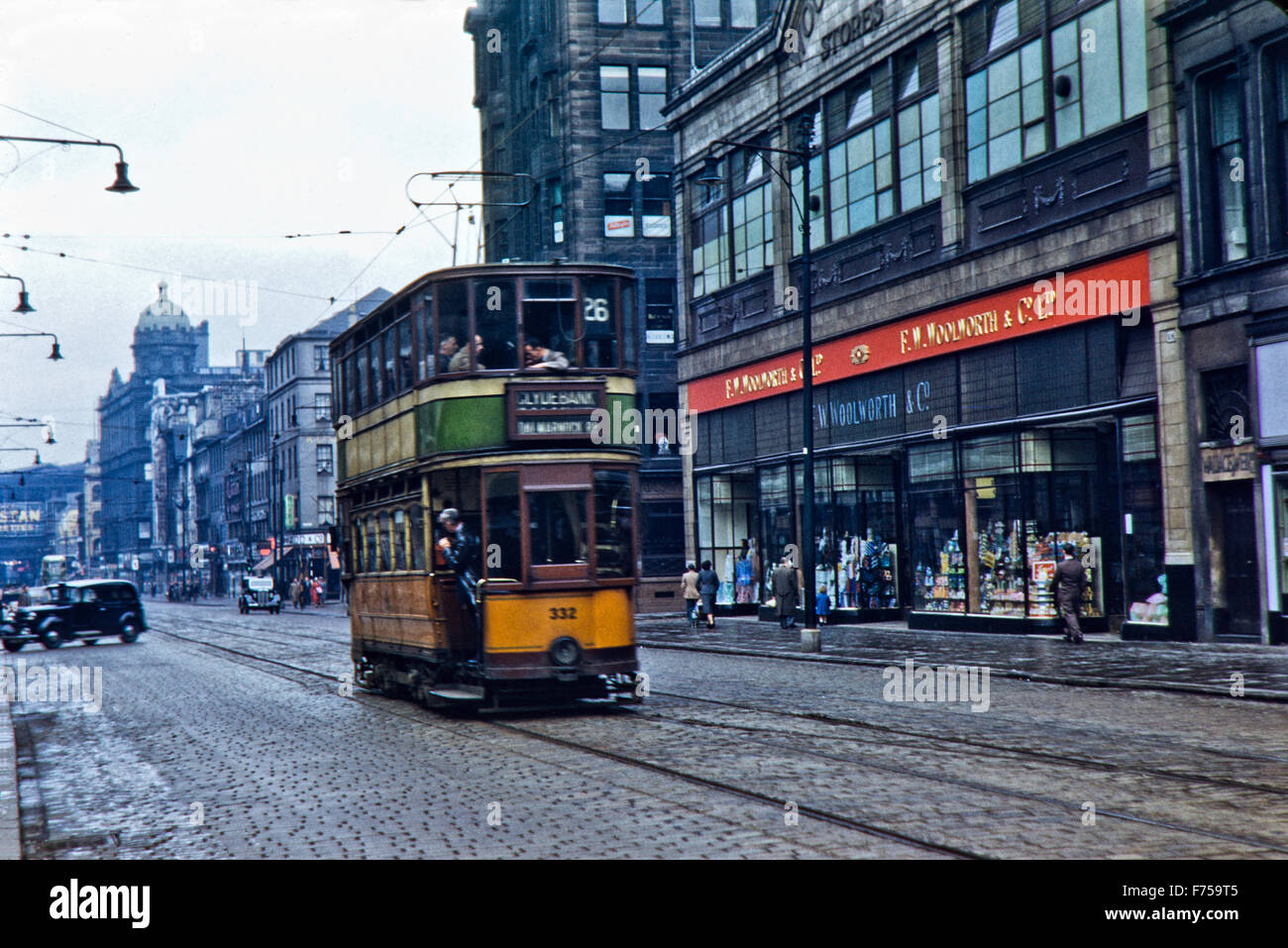 Une vue rare dans le passé du1950s à Glasgow de l'un des trams de la société, numéro 332 sur Argyle Street. Banque D'Images