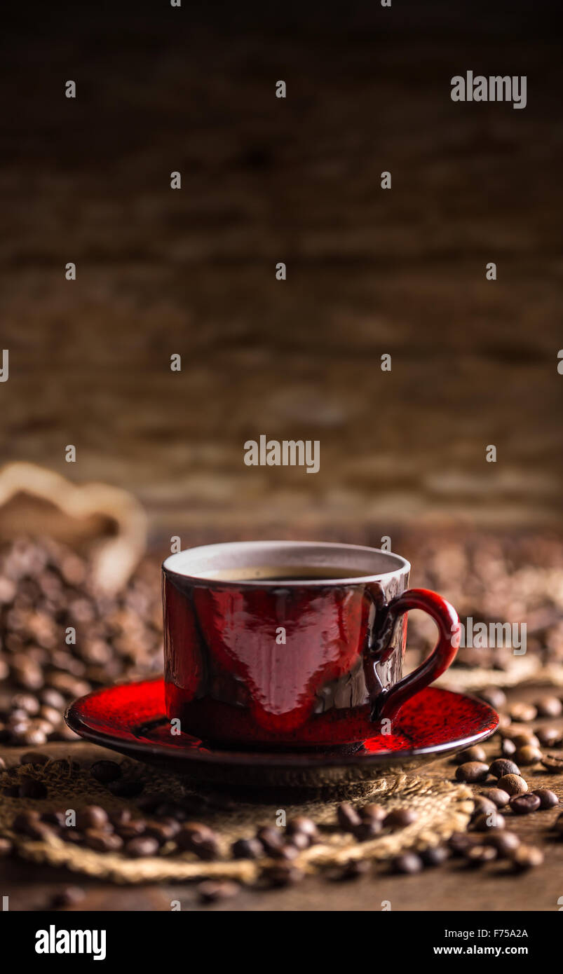 Tasse à café et soucoupe sur une table en bois Banque D'Images