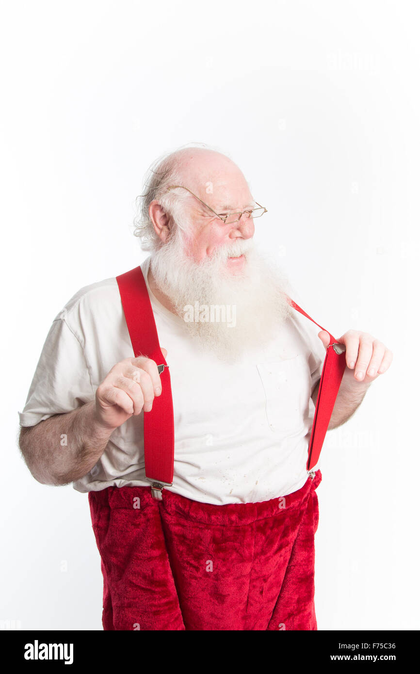 Un Père Noël en riant sous chemise et bretelles rouges comme il s'habille  pour le réveillon de Noël Photo Stock - Alamy