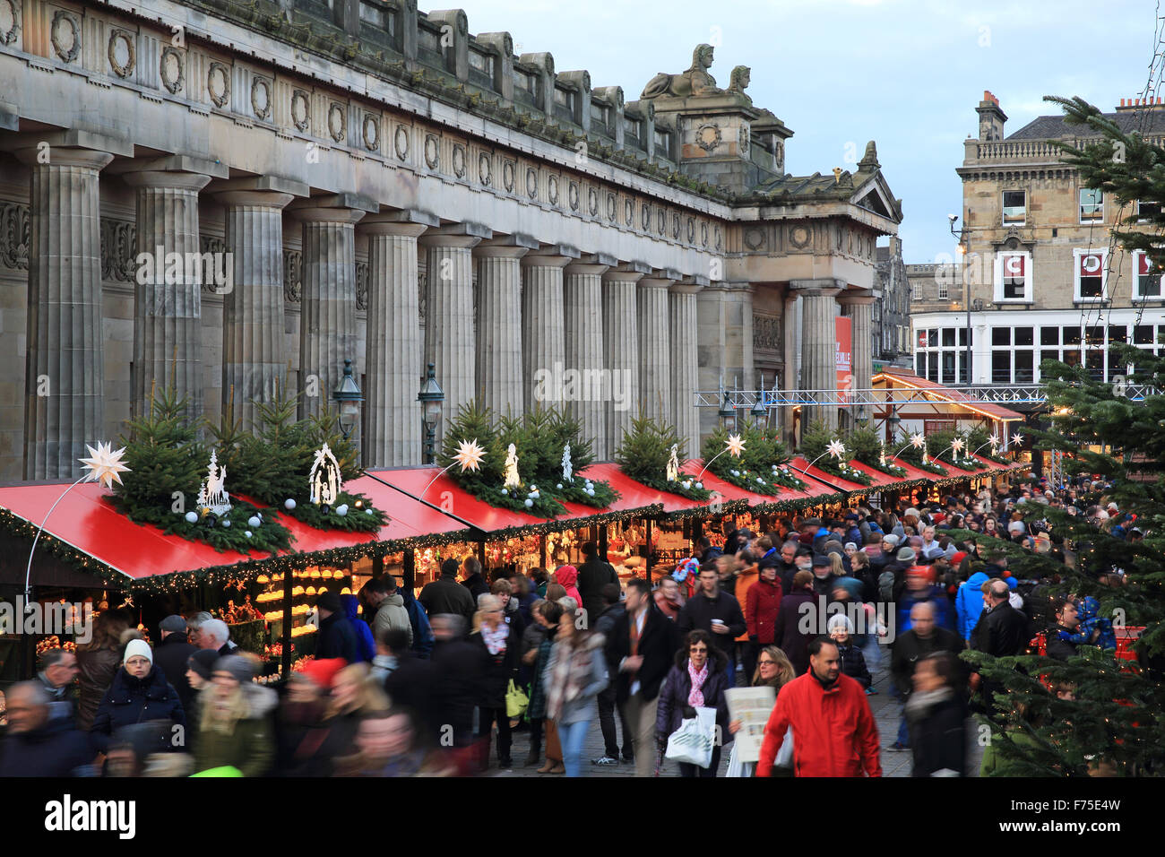 Le populaire marché de Noël allemand en face de la Royal Scottish Academy, à Édimbourg, Écosse, Royaume-Uni Banque D'Images
