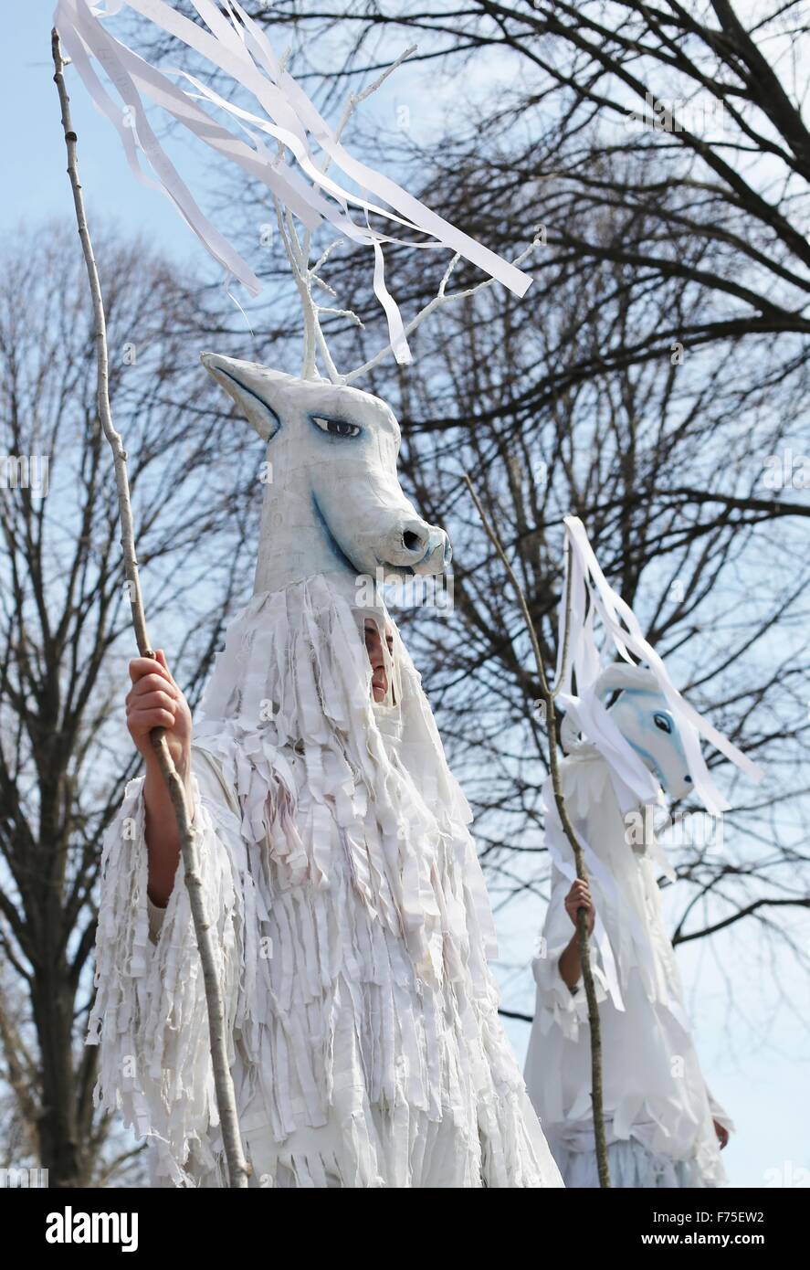 Des gens habillés comme des animaux portant des masques en papier mâché au défilé du Premier Mai à Minneapolis. Banque D'Images
