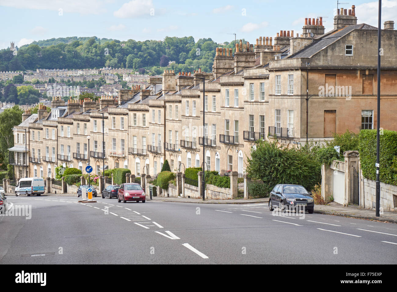 Maisons géorgiennes en terrasse sur Bathwick Hill à Bath, Somerset Angleterre Royaume-Uni Banque D'Images