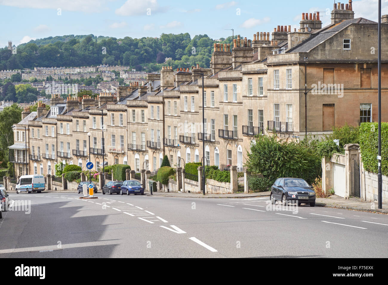 Maisons géorgiennes en terrasse sur Bathwick Hill à Bath, Somerset Angleterre Royaume-Uni Banque D'Images