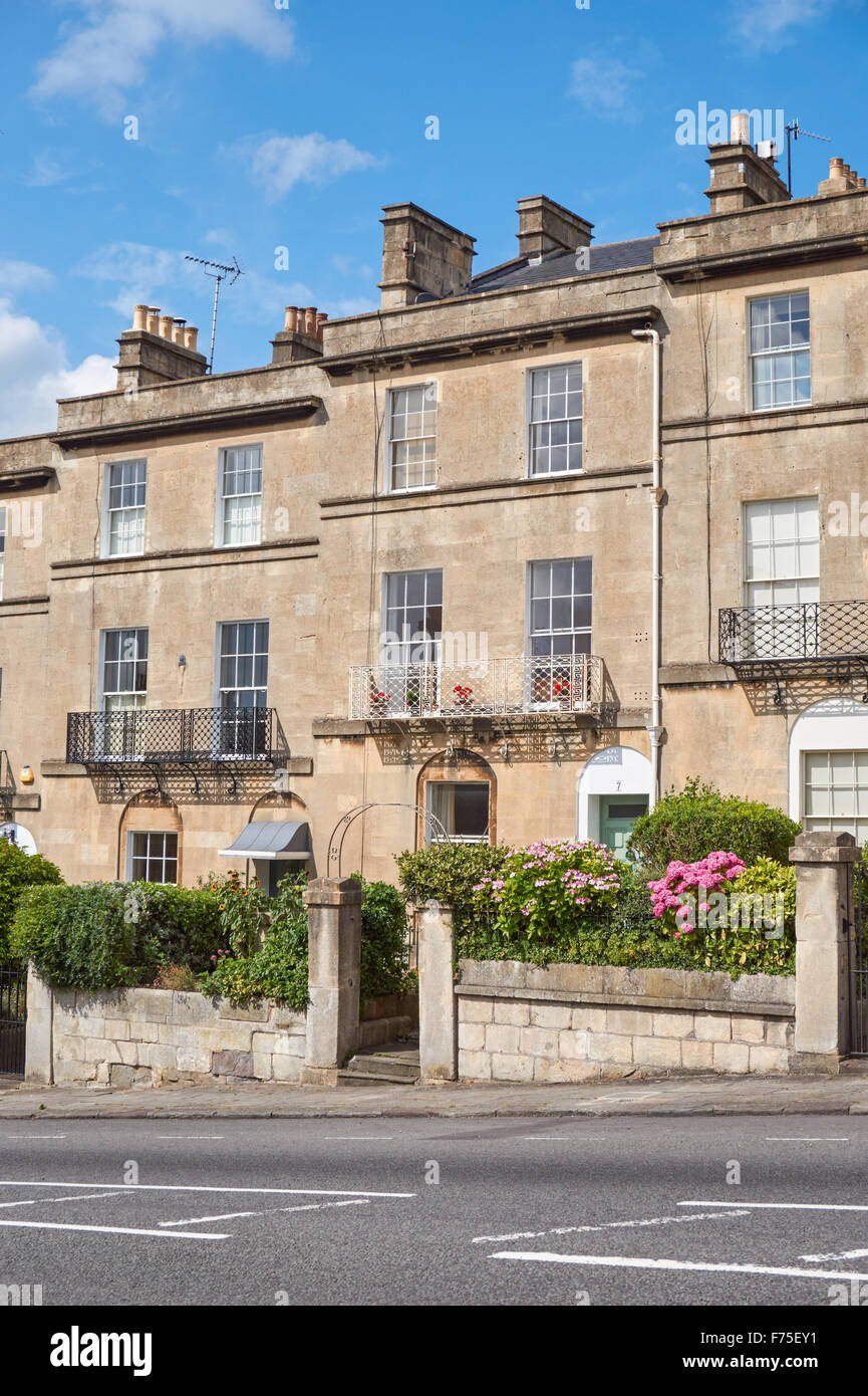 Maisons géorgiennes en terrasse sur Bathwick Hill à Bath, Somerset Angleterre Royaume-Uni Banque D'Images