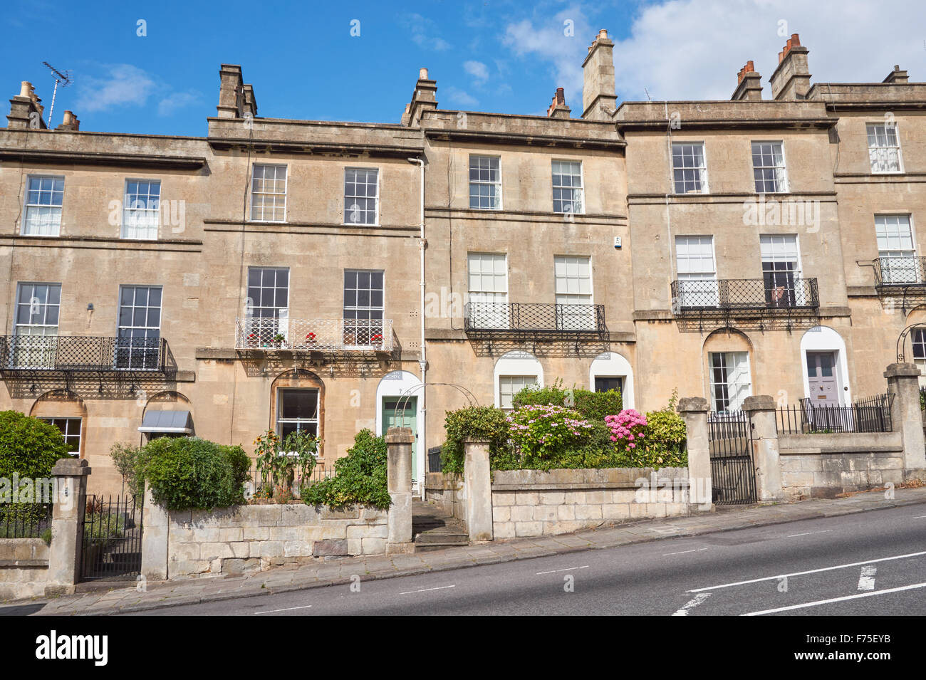 Maisons géorgiennes en terrasse sur Bathwick Hill à Bath, Somerset Angleterre Royaume-Uni Banque D'Images