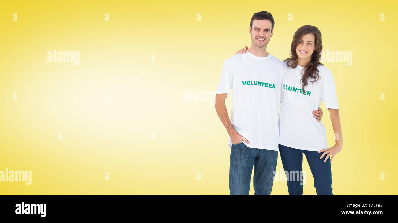 Image composite de deux personnes portant des tshirt bénévoles gaie Banque D'Images