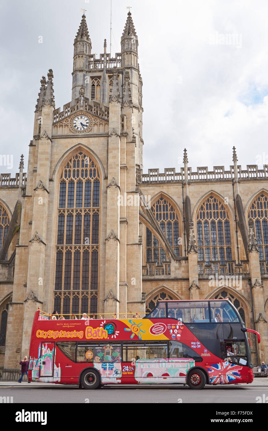 Open-top bus de tourisme près de l'abbaye de Bath à Bath, Somerset England Royaume-Uni UK Banque D'Images