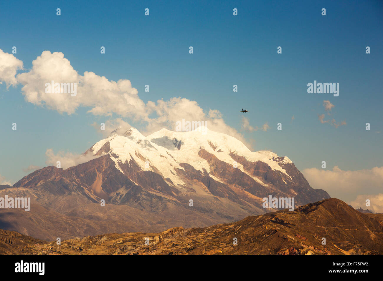 Un plan passant Illimani dans les Andes boliviennes d'atterrir à l'aéroport El Alto, qui à plus de 14 000 pieds est le plus grand aéroport du monde. Banque D'Images