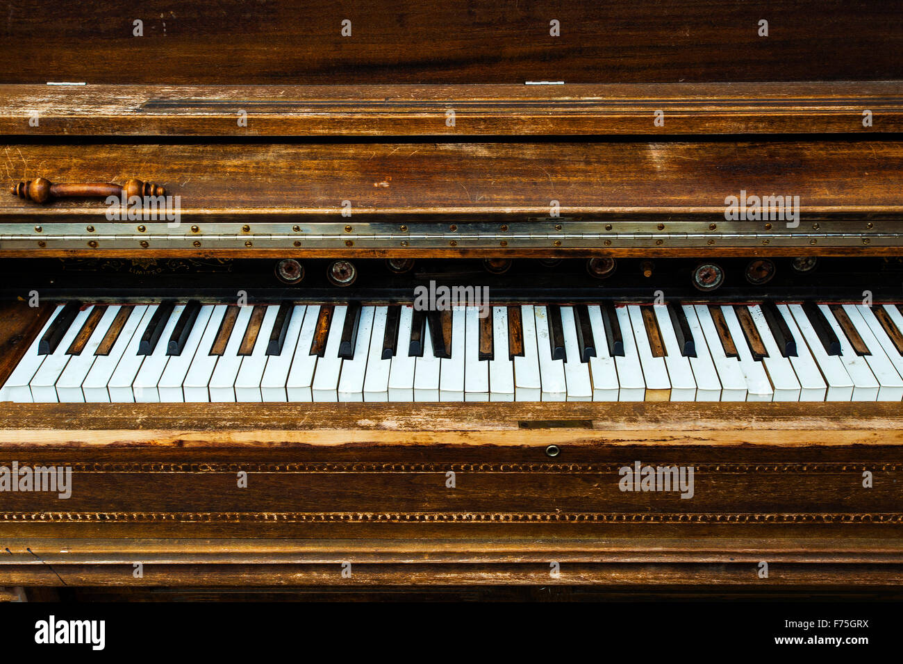 Vieux Piano et Piano Keys Banque D'Images