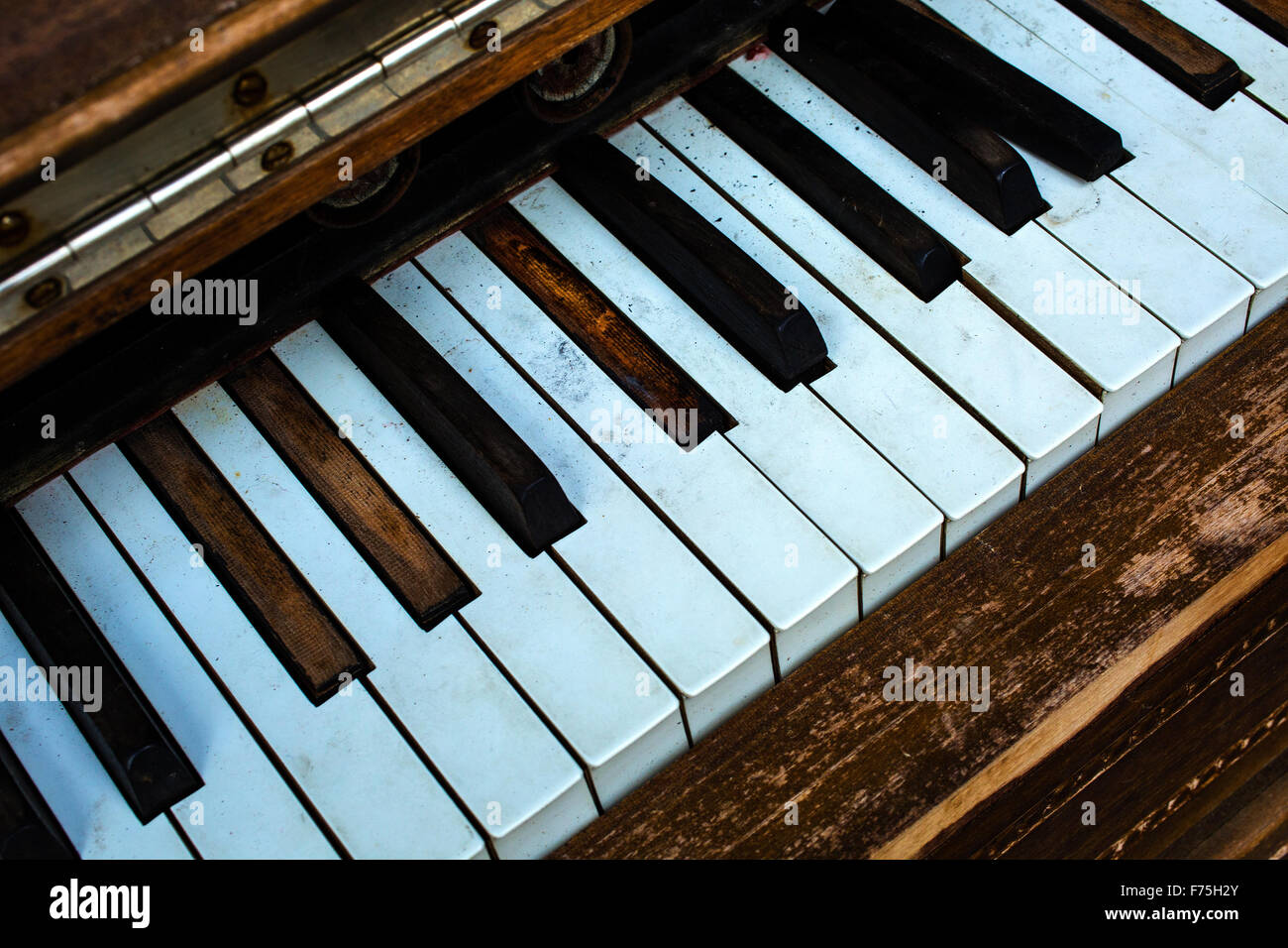 Vieux Piano et Piano Keys Banque D'Images