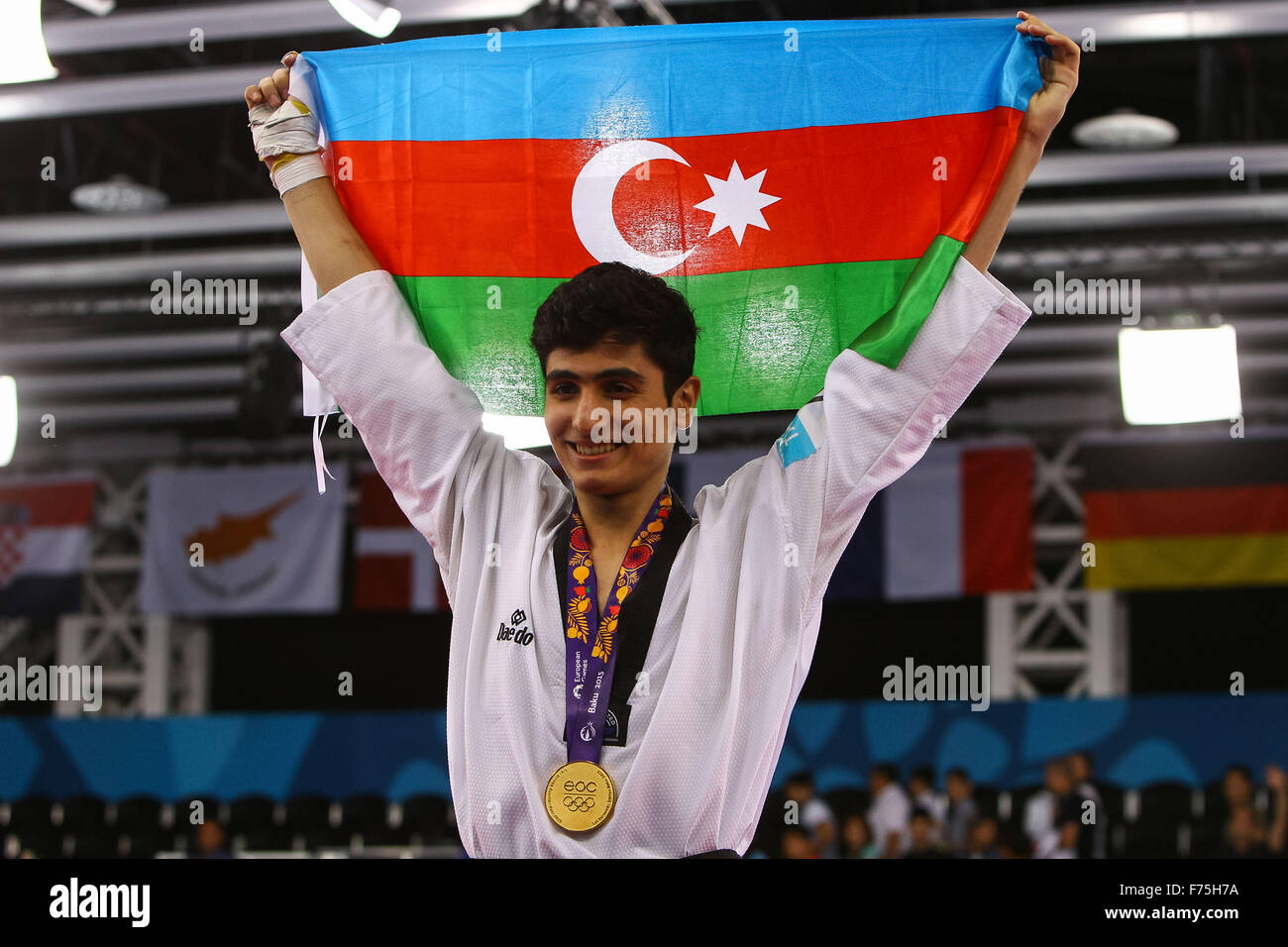 Aykhan Taghizade (AZE) célèbre après avoir reçu sa médaille d'or. Le Taekwondo Men's 68kg Finale. Salle en cristal. Baku2015. 1er jeux européens. Bakou. L'Azerbaïdjan. Le 17/06/2015. Banque D'Images