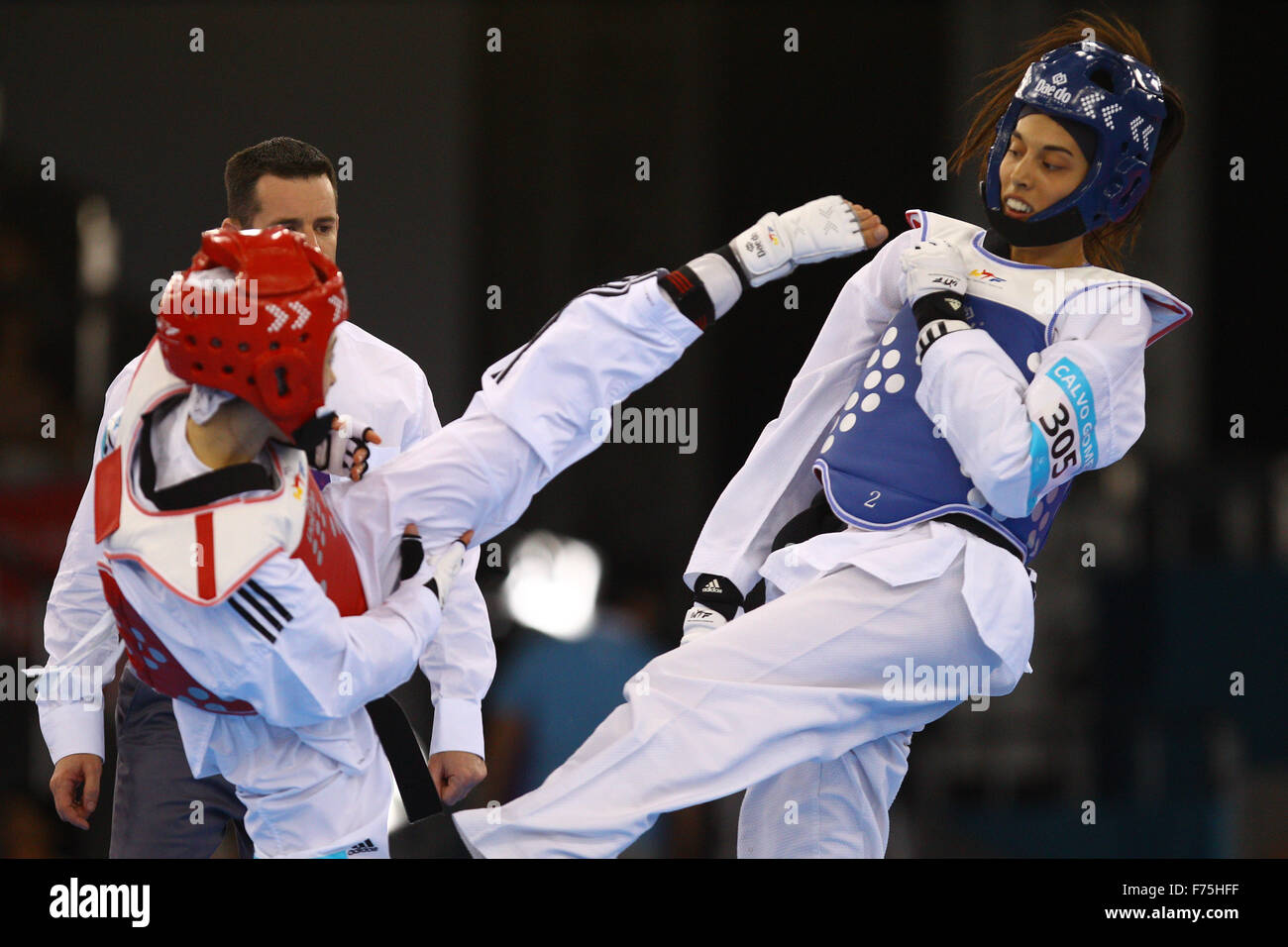 Hatice Yangin (TUR), à gauche, en concurrence avec Eva Calvo Gomez (ESP), à droite. Le taekwondo. Salle en cristal. Baku2015. 1er jeux européens. Bakou. L'Azerbaïdjan. Le 17/06/2015. Banque D'Images