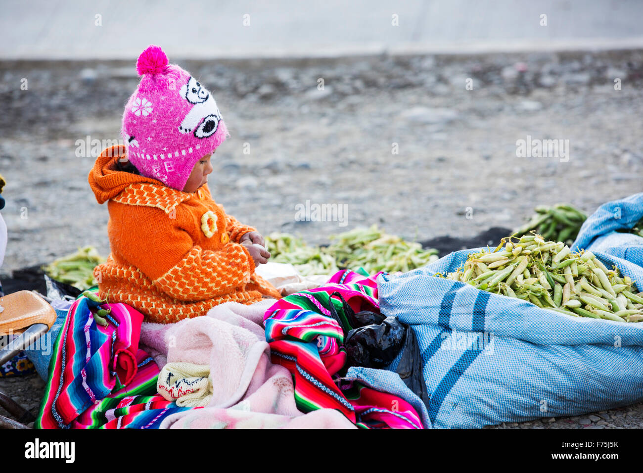 Un enfant autochtone sur un marché de rue à El Alto, La Paz, Bolivie, Amérique du Sud. Banque D'Images