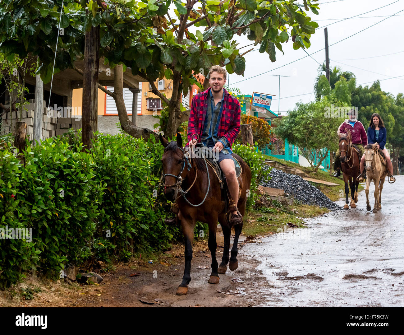 Équitation, randonnée dans la vallée de Vinales, les touristes pour une promenade à cheval, Viñales, Cuba, Pinar del Rio, Cuba, scène de rue Banque D'Images