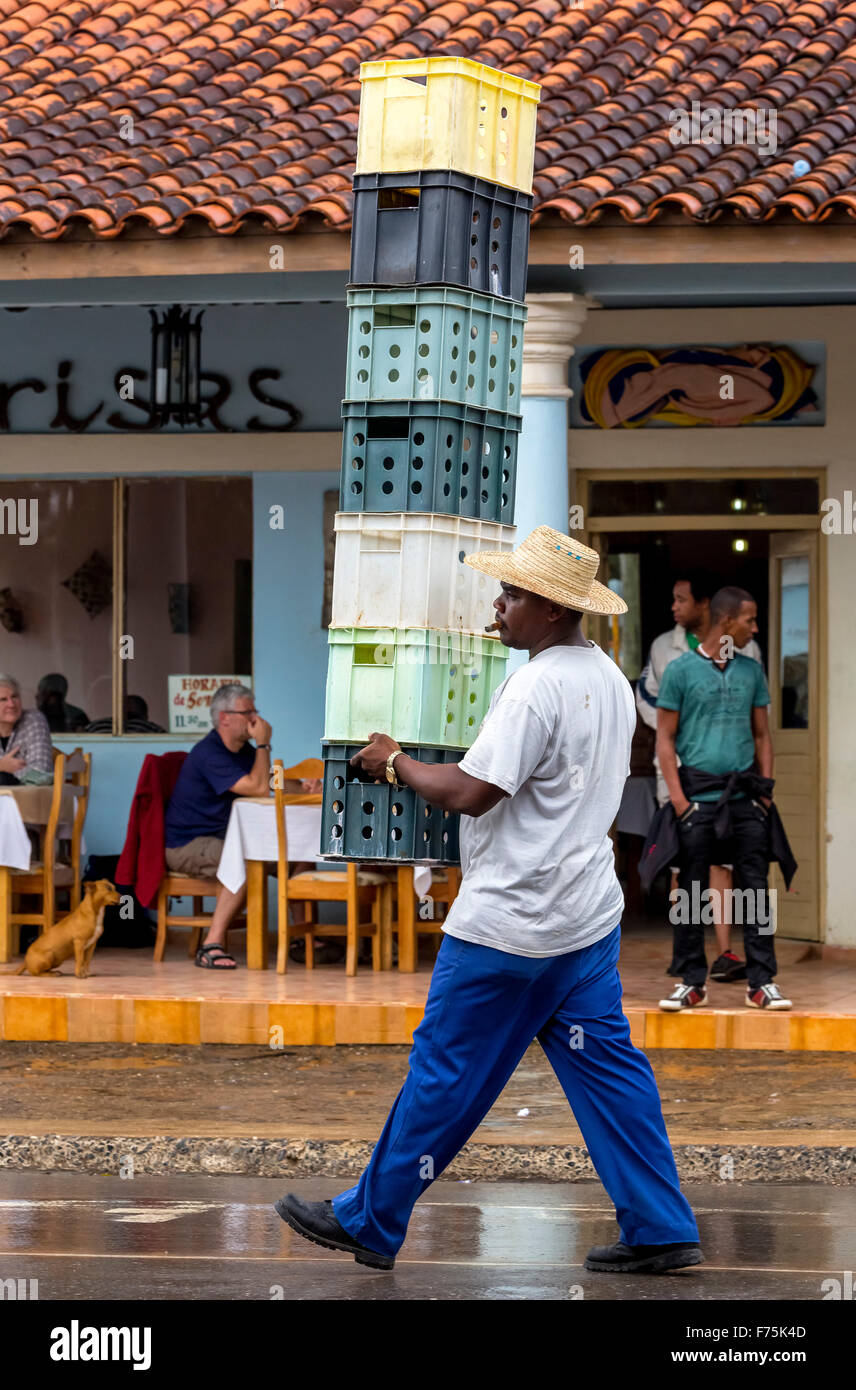 Les cubains transportés avec chapeau et équilibré des caisses de boissons  dans une rue de Viñales, Cuba, Vinales, Pinar del Rio, Cuba Photo Stock -  Alamy