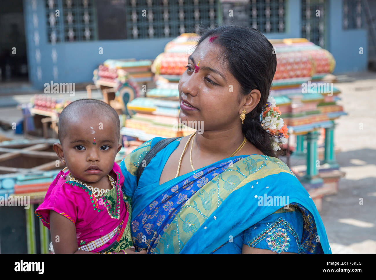 Dame indienne en sari bleu avec fille, Kapaleeswarar Temple, un temple hindou de Shiva situé à Mylapore, Chennai, Tamil Nadu Banque D'Images