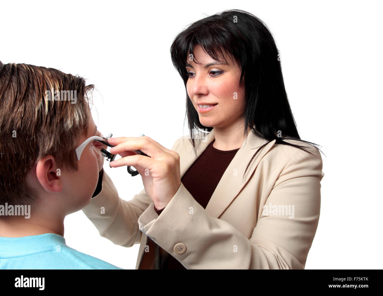 Optométriste avec montures d'essai Banque D'Images