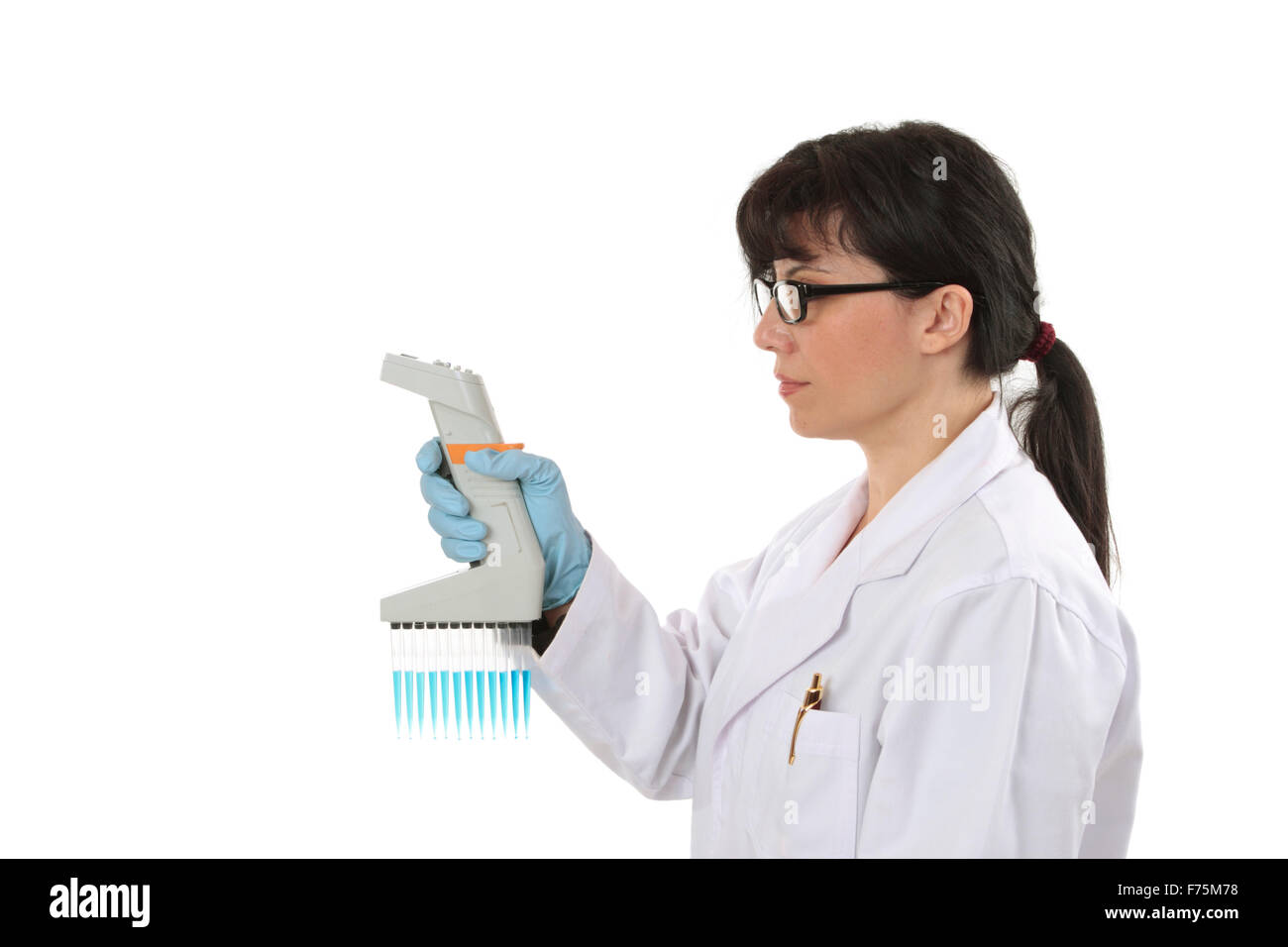 Pipette multicanaux avec scientifique Banque D'Images