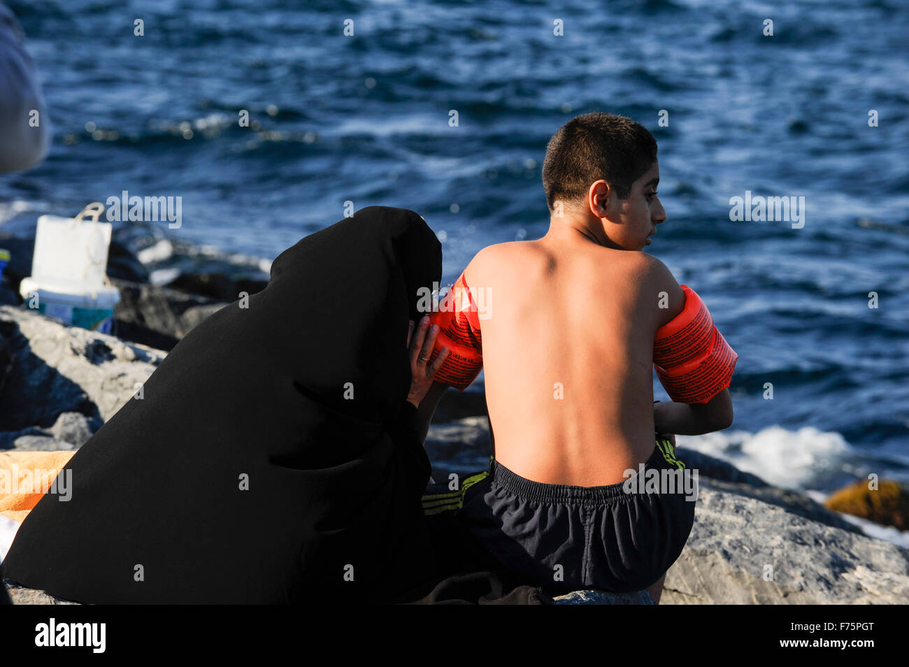 Turquie Istanbul Bosphore , femme voilée, se remplit de natation anneaux  d'air garçon Photo Stock - Alamy