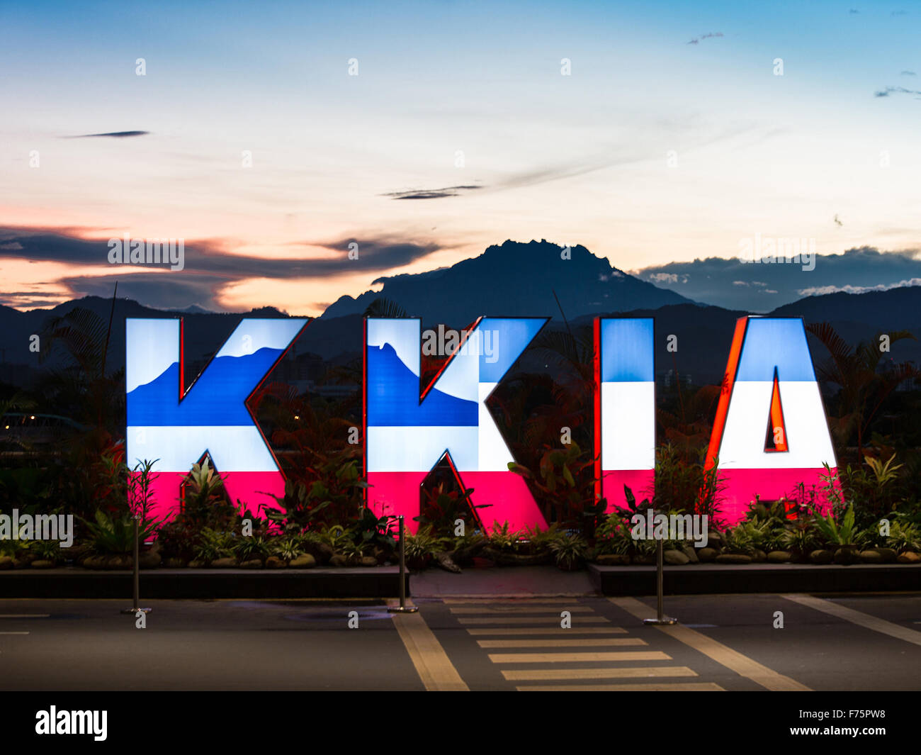 Kota Kinabalu, Sabah,10,2015 Malaysia-November:Aéroport international de Kota Kinabalu et Le Mont Kinabalu Sabah, Malaisie, Banque D'Images