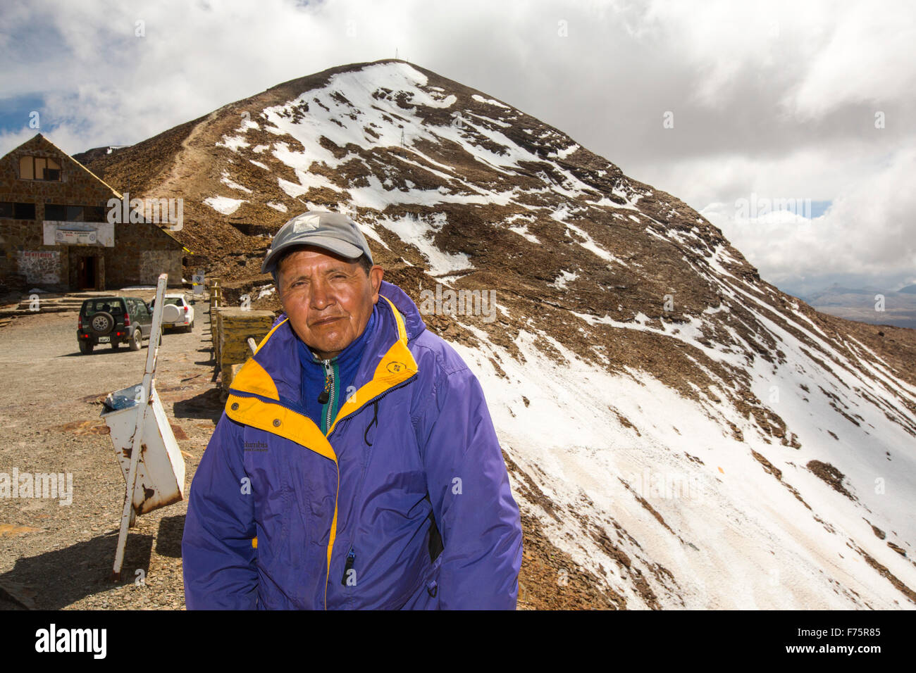 Le pic de Chacaltaya (5,395m), qui jusqu'en 2009 avait un glacier qui a soutenu les mondes plus téléskis à plus de 17 000 pieds. Le glacier enfin complètement disparu en 2009 en raison du changement climatique sur la fusion. La pente à l'arrière-plan est l'endroit où le glacier et ski run l'habitude d'être. Dans l'avant-plan est Adolfo Mendoza, utilisé pour s'occuper de la cabane de ski et grimpe encore le pic chaque jour, d'ouvrir le club de ski hut aux touristes. Banque D'Images