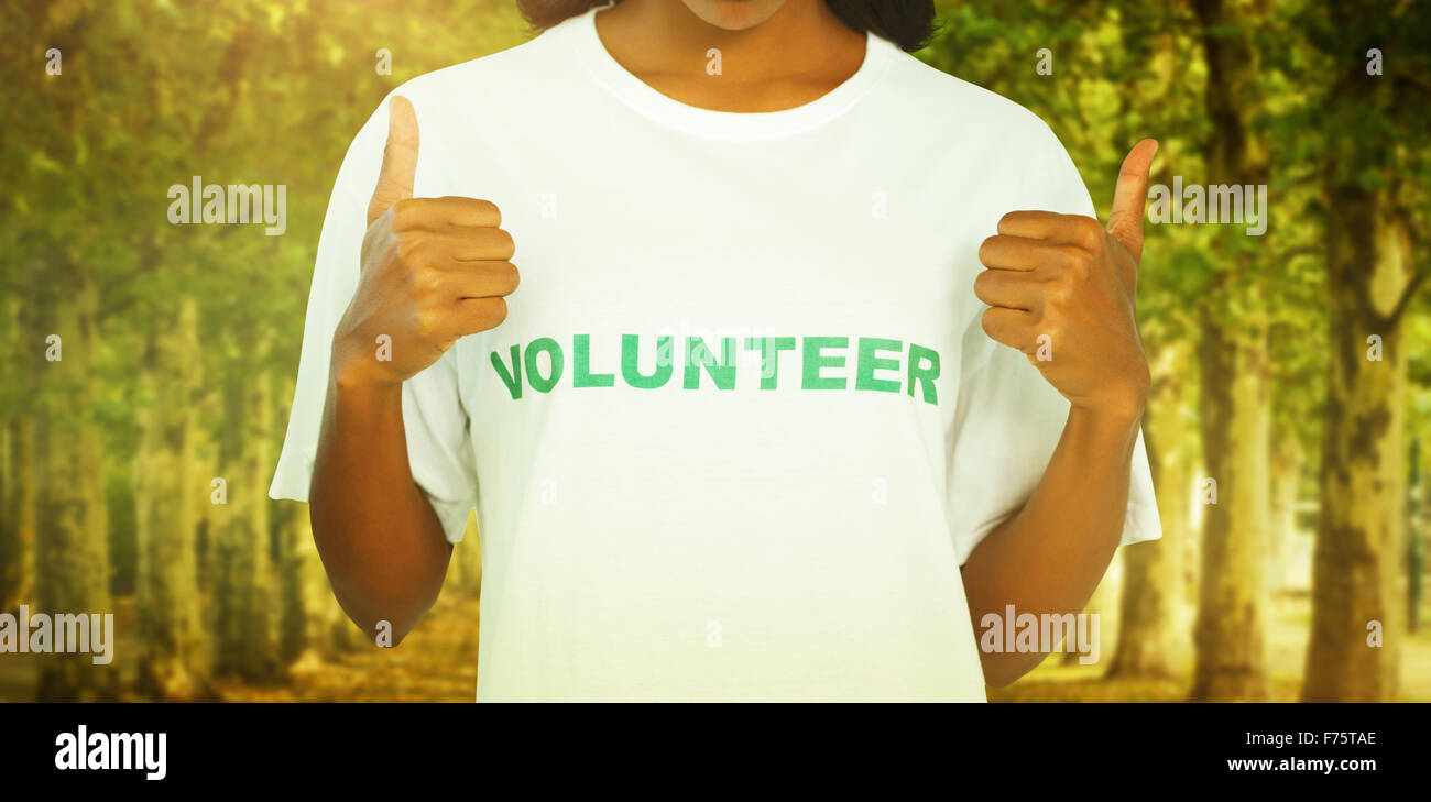 Image composite de femme portant tshirt bénévoles et giving Thumbs up Banque D'Images