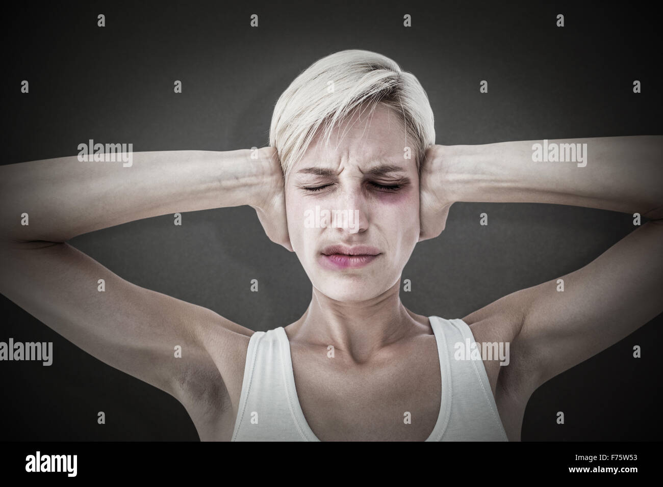 Image composite de colère femme couvrant ses oreilles Banque D'Images