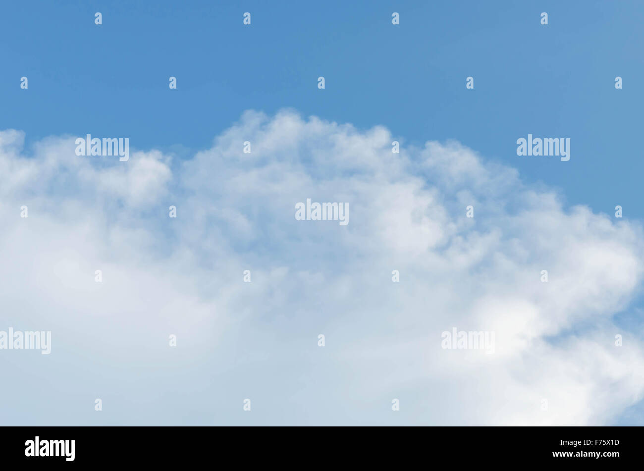 Les nuages blancs dans le fond de ciel bleu Banque D'Images