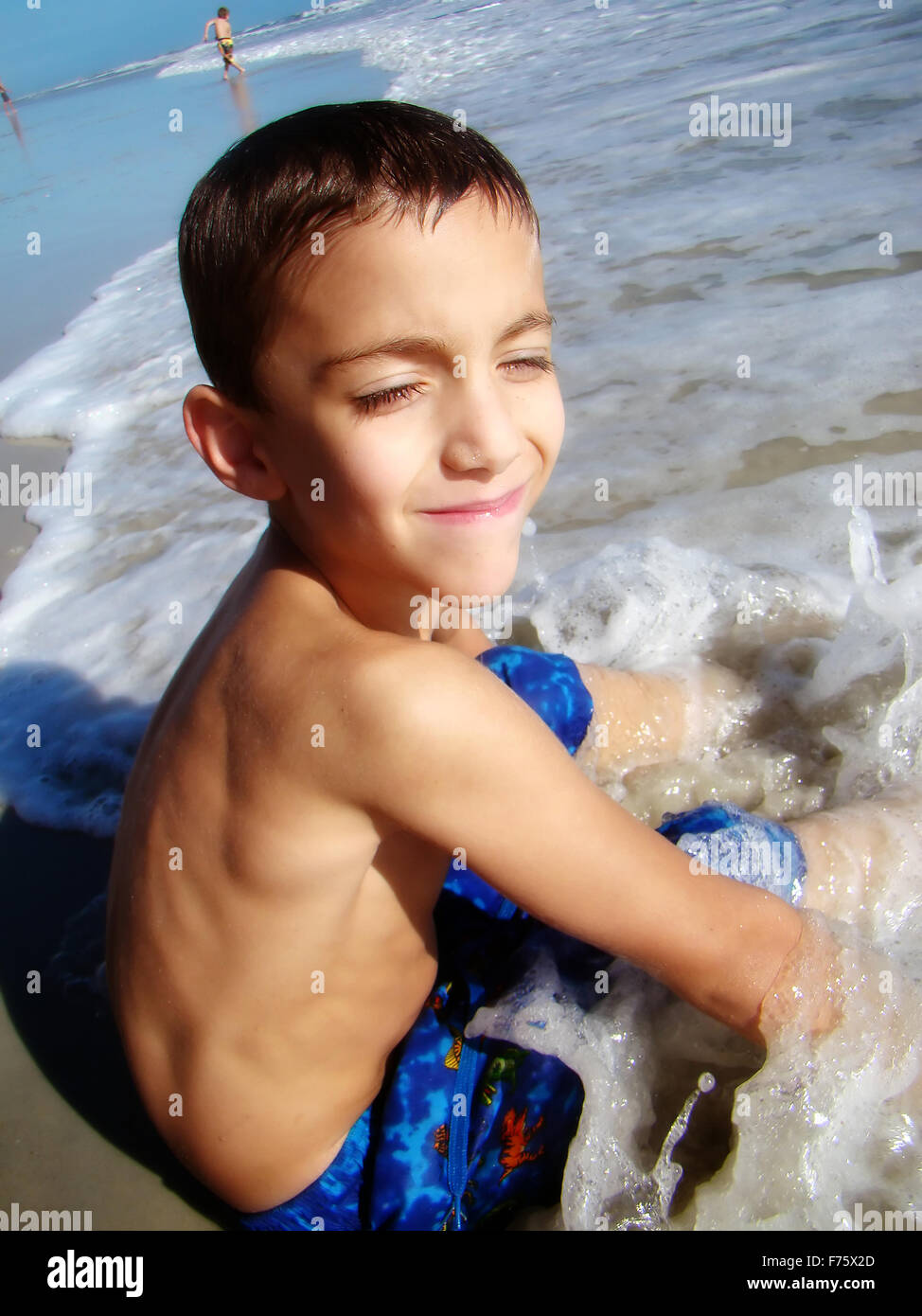 Garçon à la plage Banque D'Images