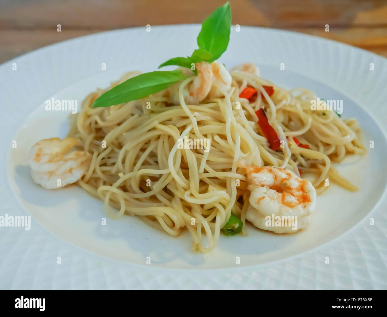 Spaghetti aux crevettes, piment et basilic Banque D'Images