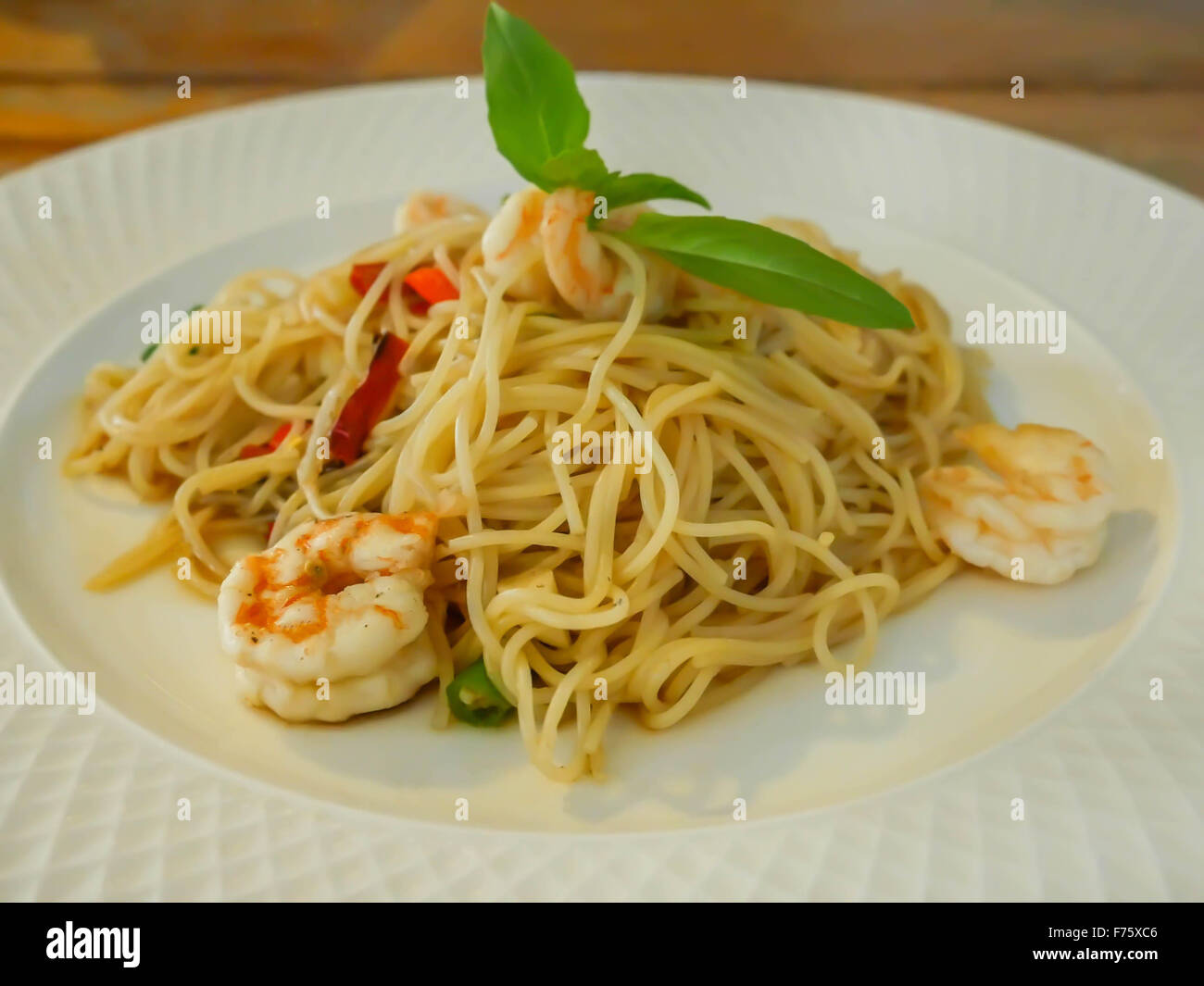 Spaghetti aux crevettes, piment et basilic Banque D'Images