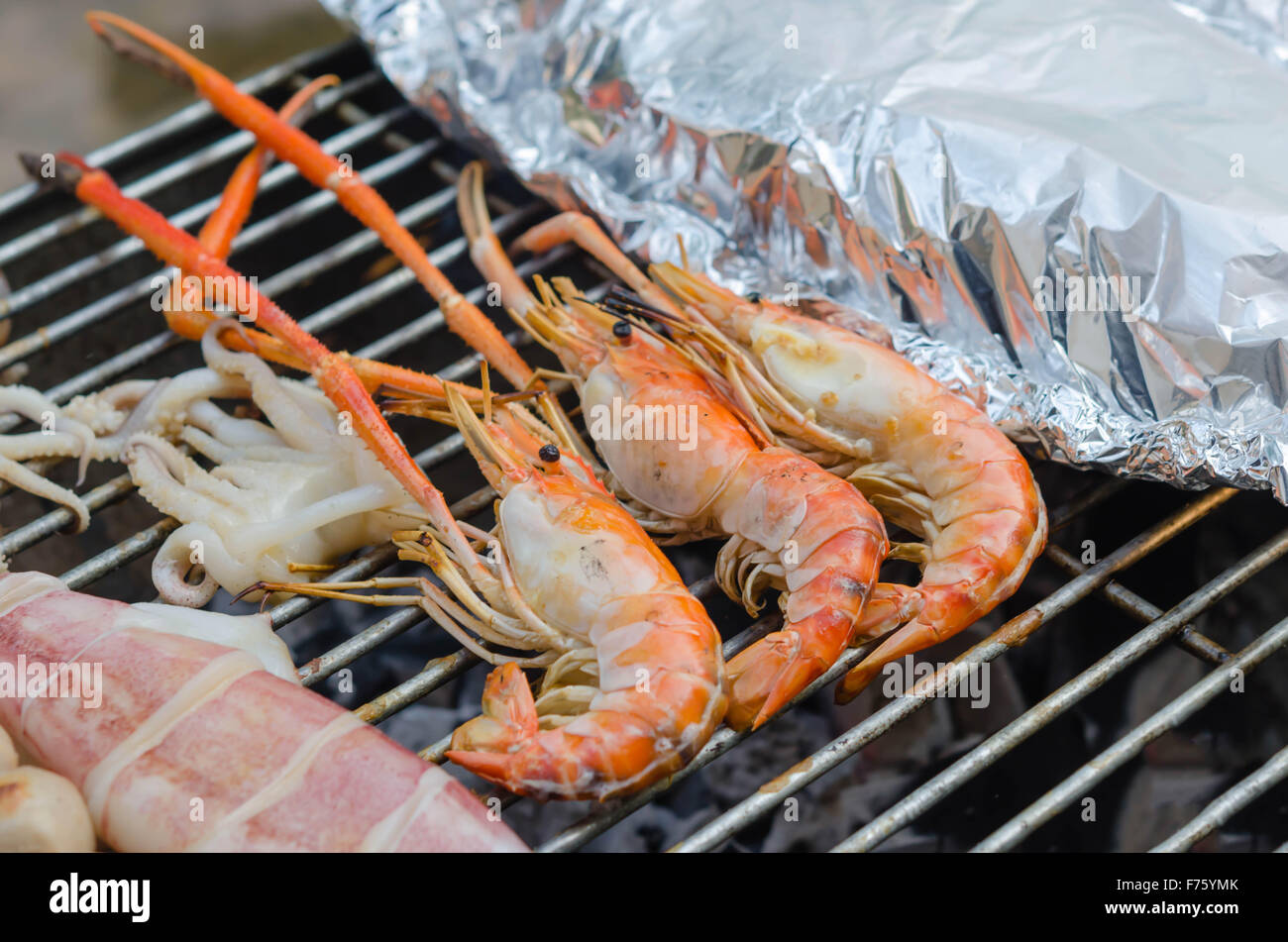 Gambas grillées , squid sur flaming grill barbecue de fruits de mer , Banque D'Images