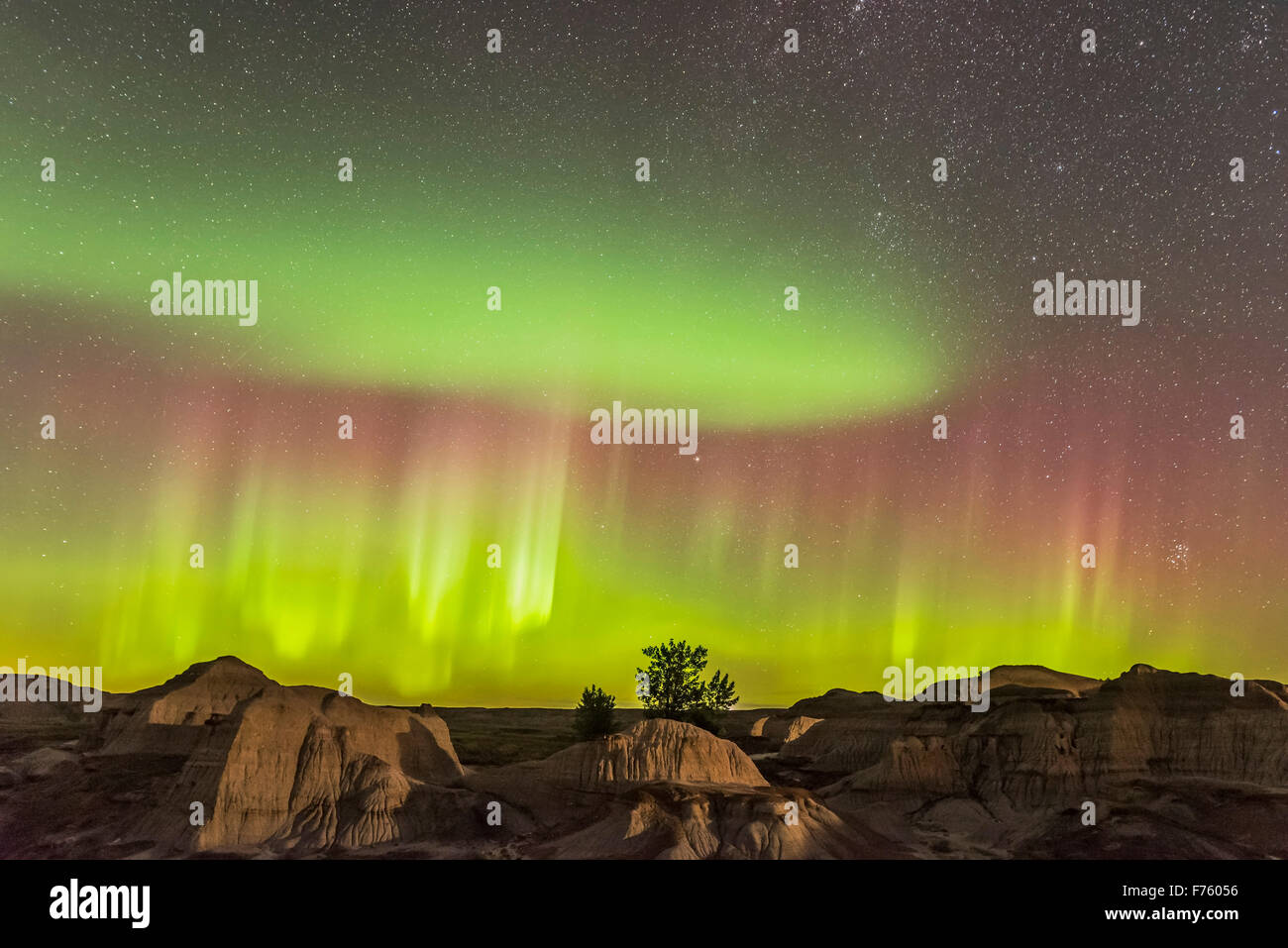 Le Northern Lights sur les badlands du Parc provincial Dinosaur, en Alberta, le 11 septembre 2015. Il s'agit d'une frame à partir d'un 280- Banque D'Images