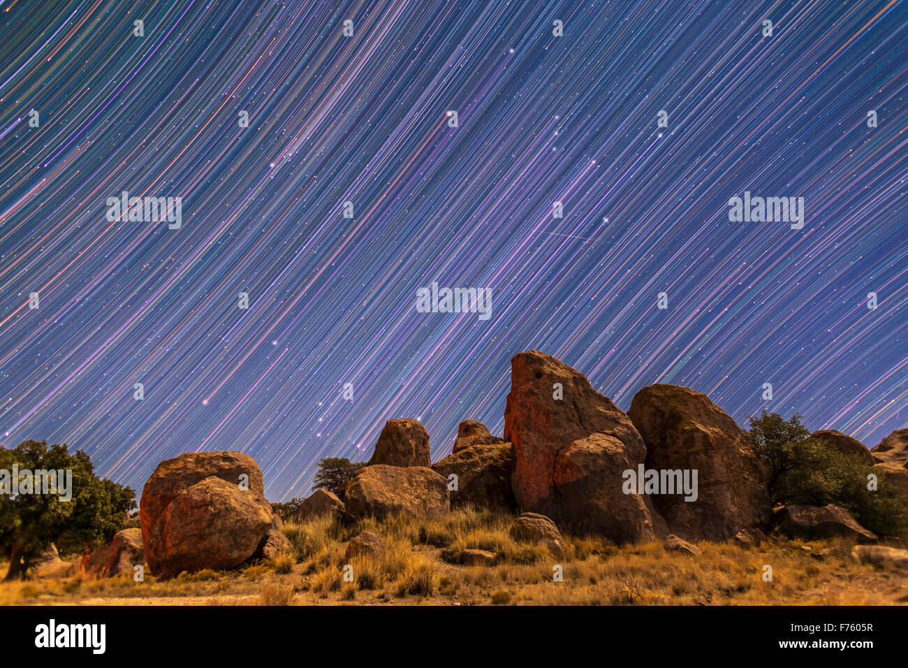 Star Trails montrant Orion et Taurus derrière les formations rocheuses de la ville de roches State Park, Nouveau Mexique. J'ai tourné ce Mond Banque D'Images