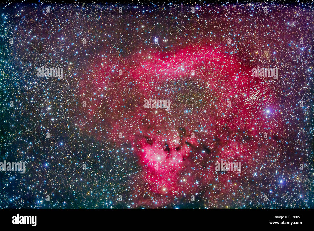 La région de nébulosités sur la frontière avec l'Cepheus-Cassiopeia NGC 7822 (en haut) et le Dec 214 (en bas). C'est une pile de 15 x 7 mi Banque D'Images