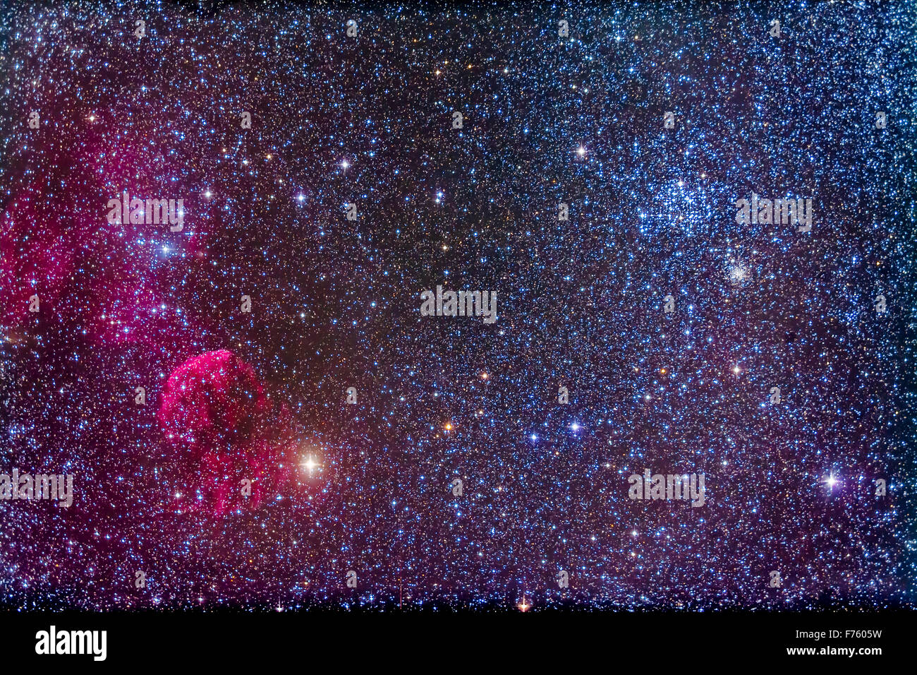 La nébuleuse de la Méduse, IC 443, à gauche près de l'étoile Eta Geminorum à gauche. IC 443 est un vestige de supernova. En haut (droite) est le b Banque D'Images