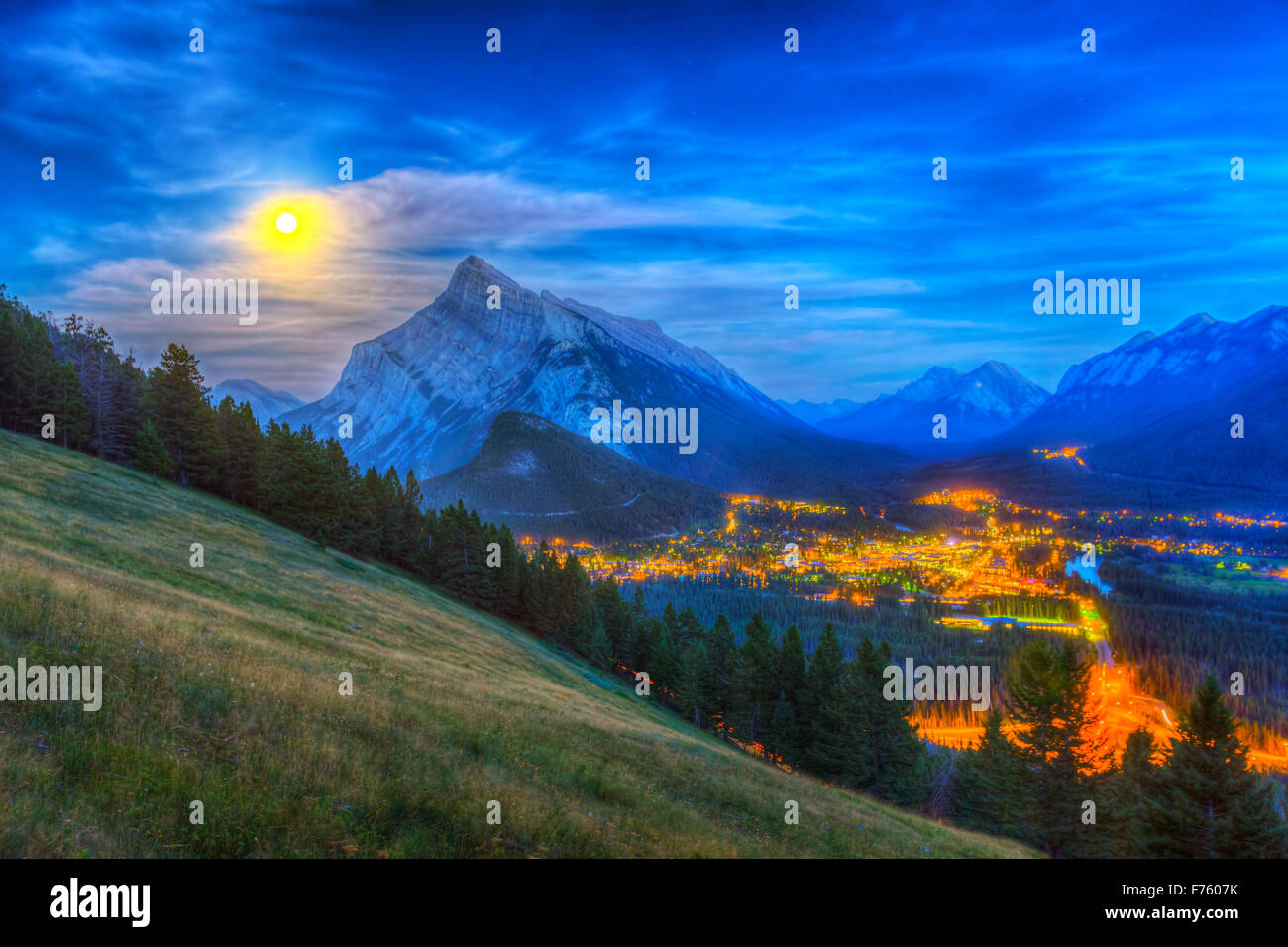 L'supermoon du 10 août 2014 derrière Mt. Rundle et de la ville de Banff, comme prise dans la Mt. Vue Norquay à sou Banque D'Images