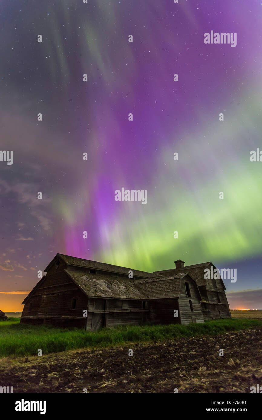 Un ciel avec aurora rideaux vert et violet, la nuit du 7 au 8 juin 2014, à partir de 12:30 et aller jusqu'à l'aube. Thi Banque D'Images