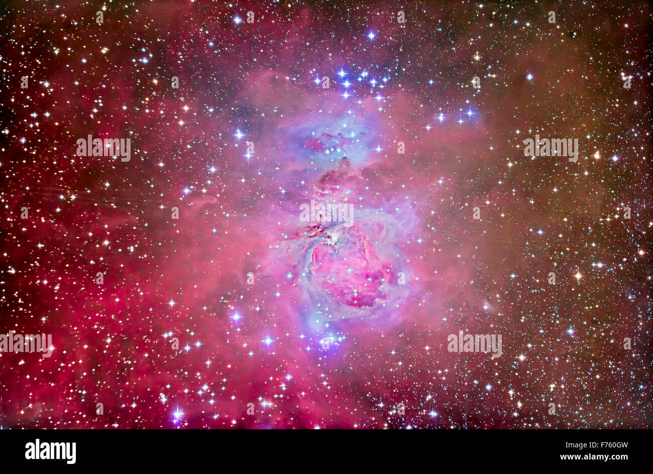 La Nébuleuse d'Orion, M42 et M43, avec des associés et d'amas d'étoiles de la nébuleuse, comme l'homme qui court au-dessus de la nébuleuse NGC (1 Banque D'Images