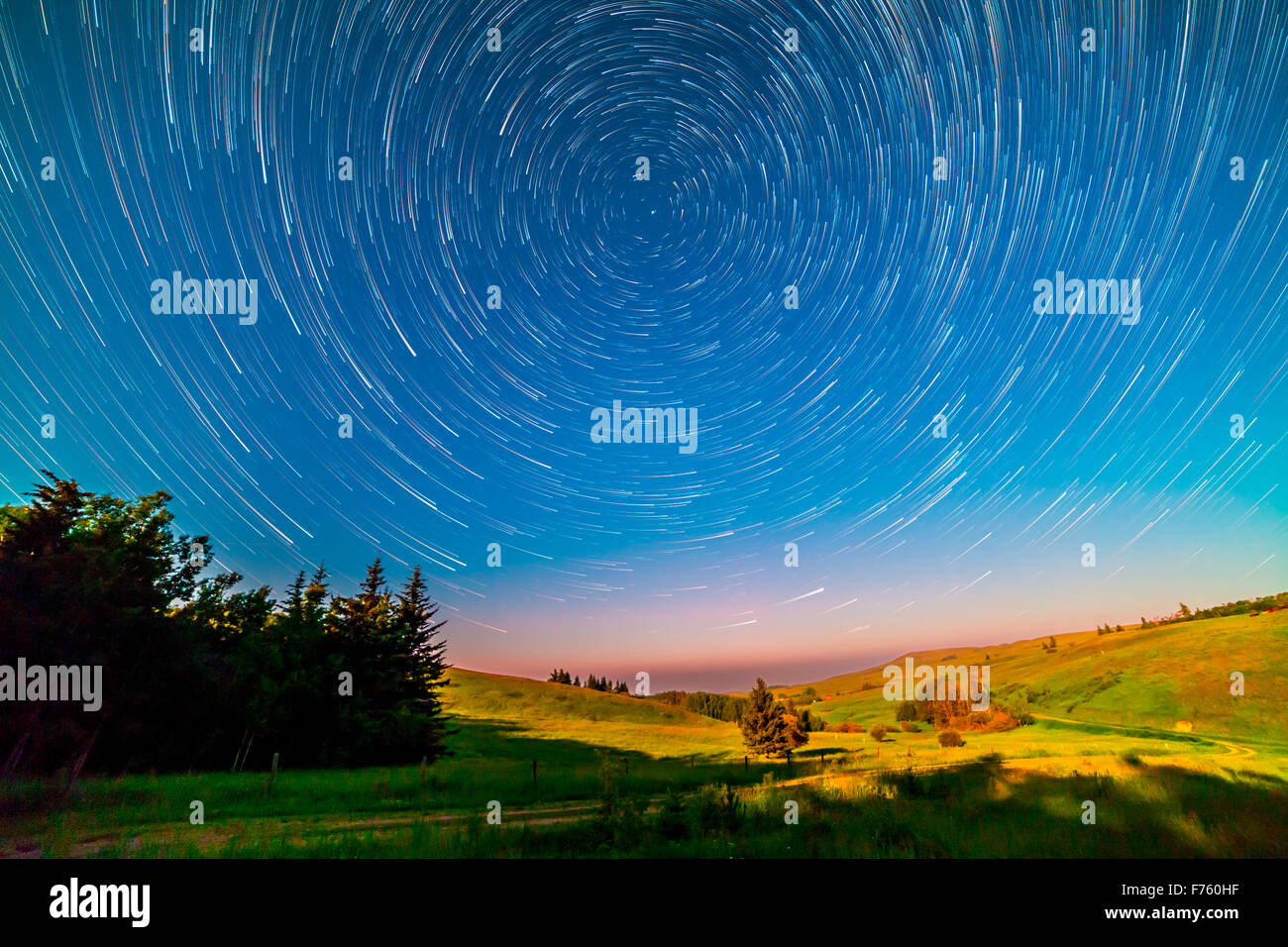 Étoiles wheeling sur le Pôle Nord céleste, et Polaris, dans une pile de 100 images shot 8 juillet 2014, dans le cadre d'un ti Banque D'Images